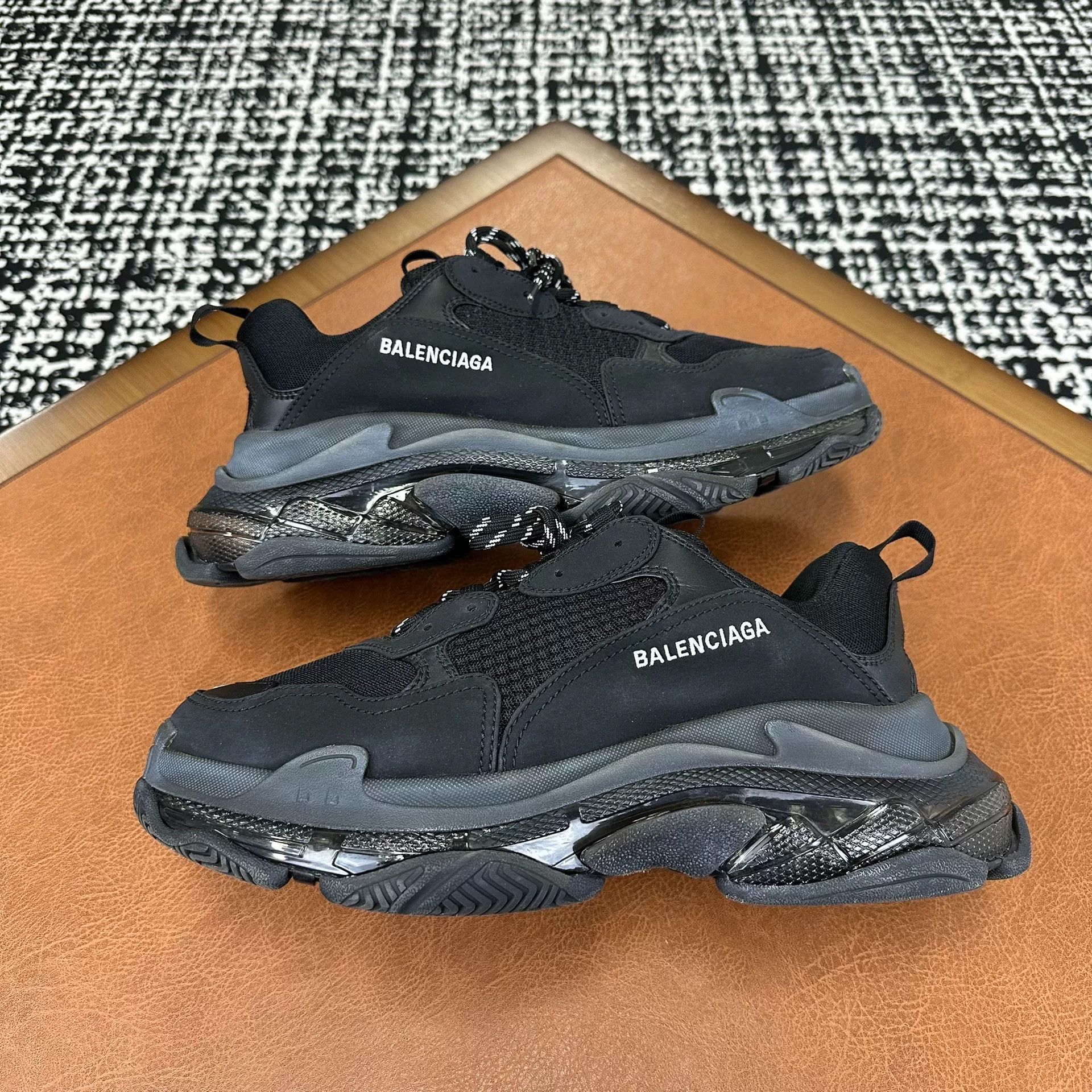 Balenciaga Balenciaga Distressed Lowtop Sneakers 11 Men Size US 11 / EU 44 - 6 Thumbnail