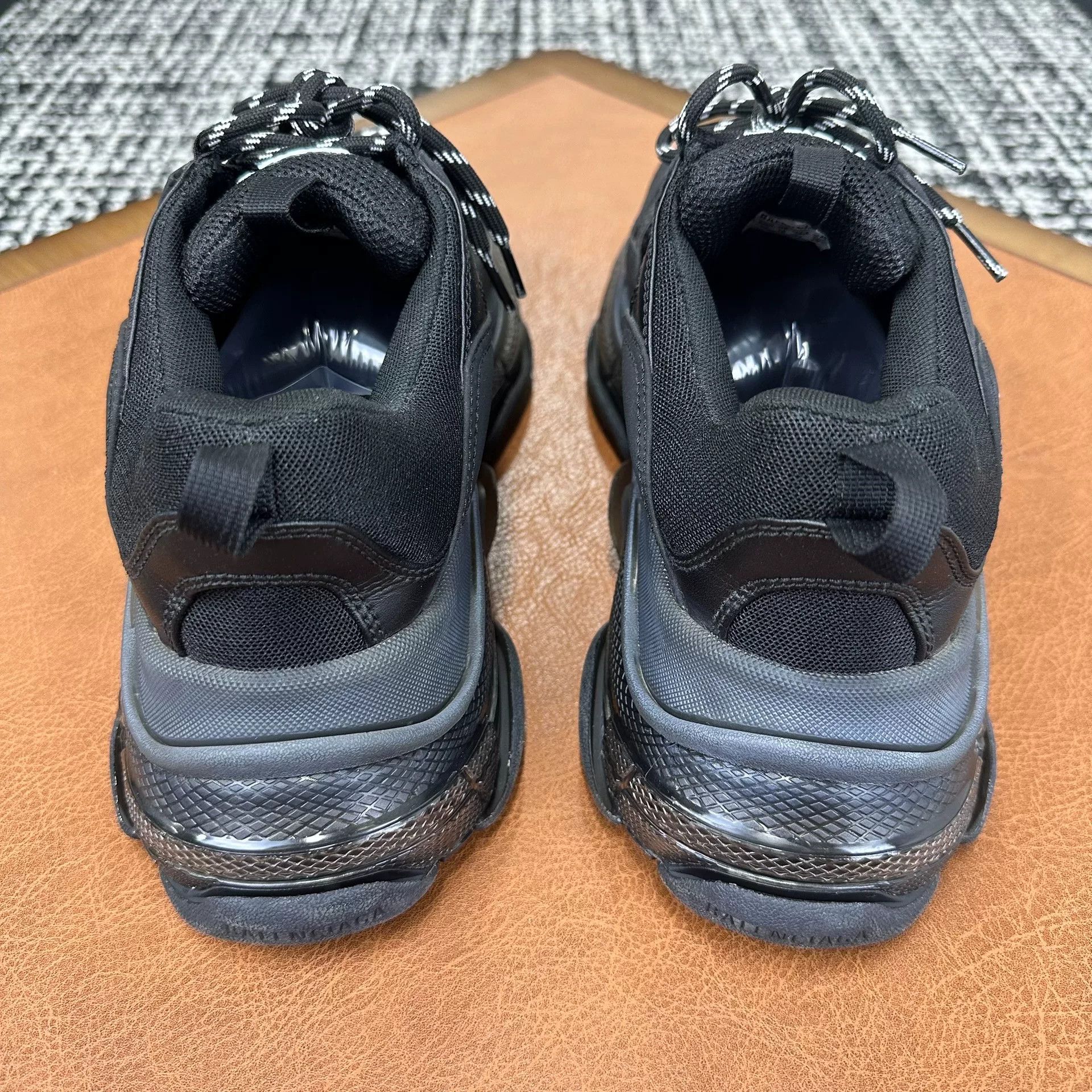 Balenciaga Balenciaga Distressed Lowtop Sneakers 11 Men Size US 11 / EU 44 - 3 Thumbnail