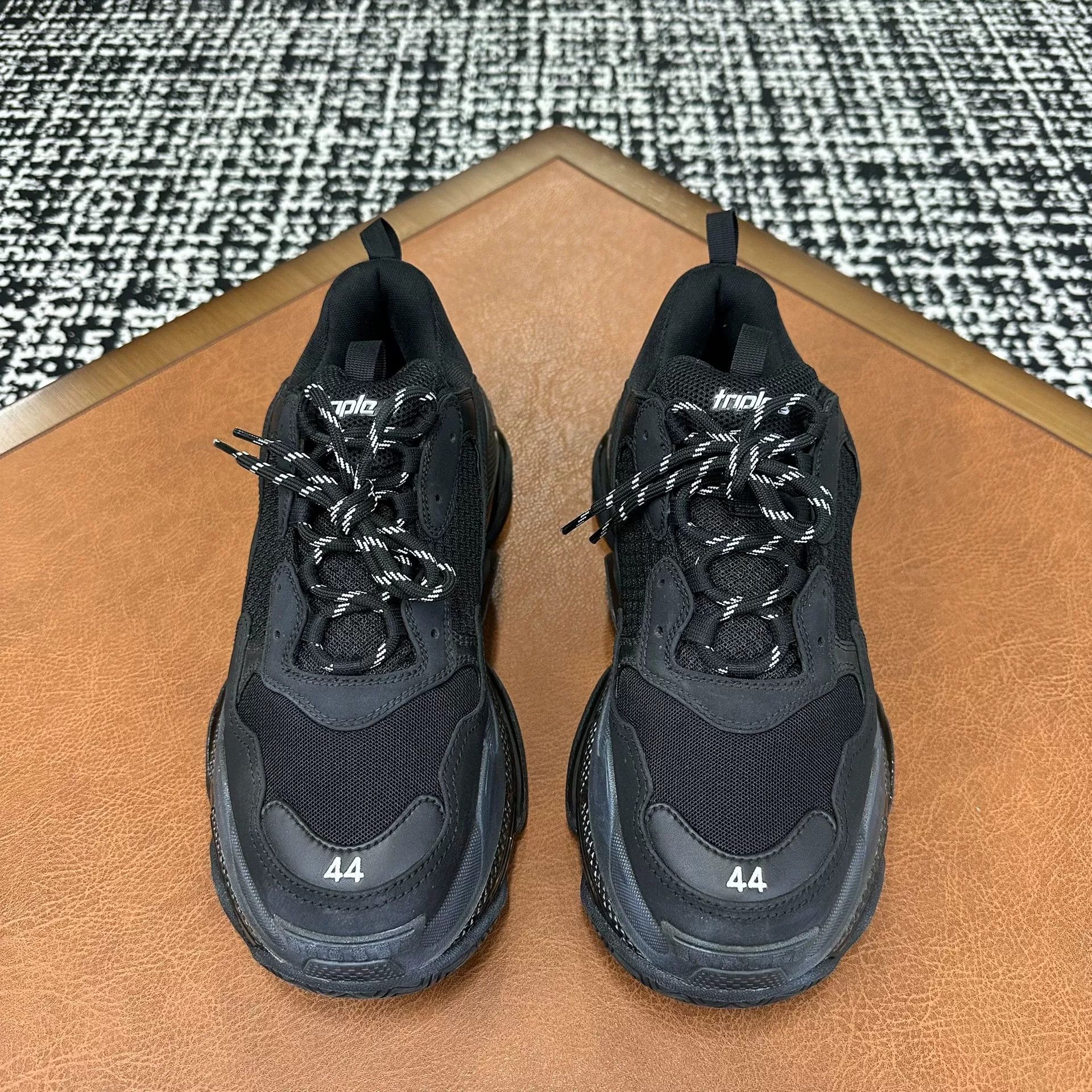 Balenciaga Balenciaga Distressed Lowtop Sneakers 11 Men Size US 11 / EU 44 - 2 Thumbnail