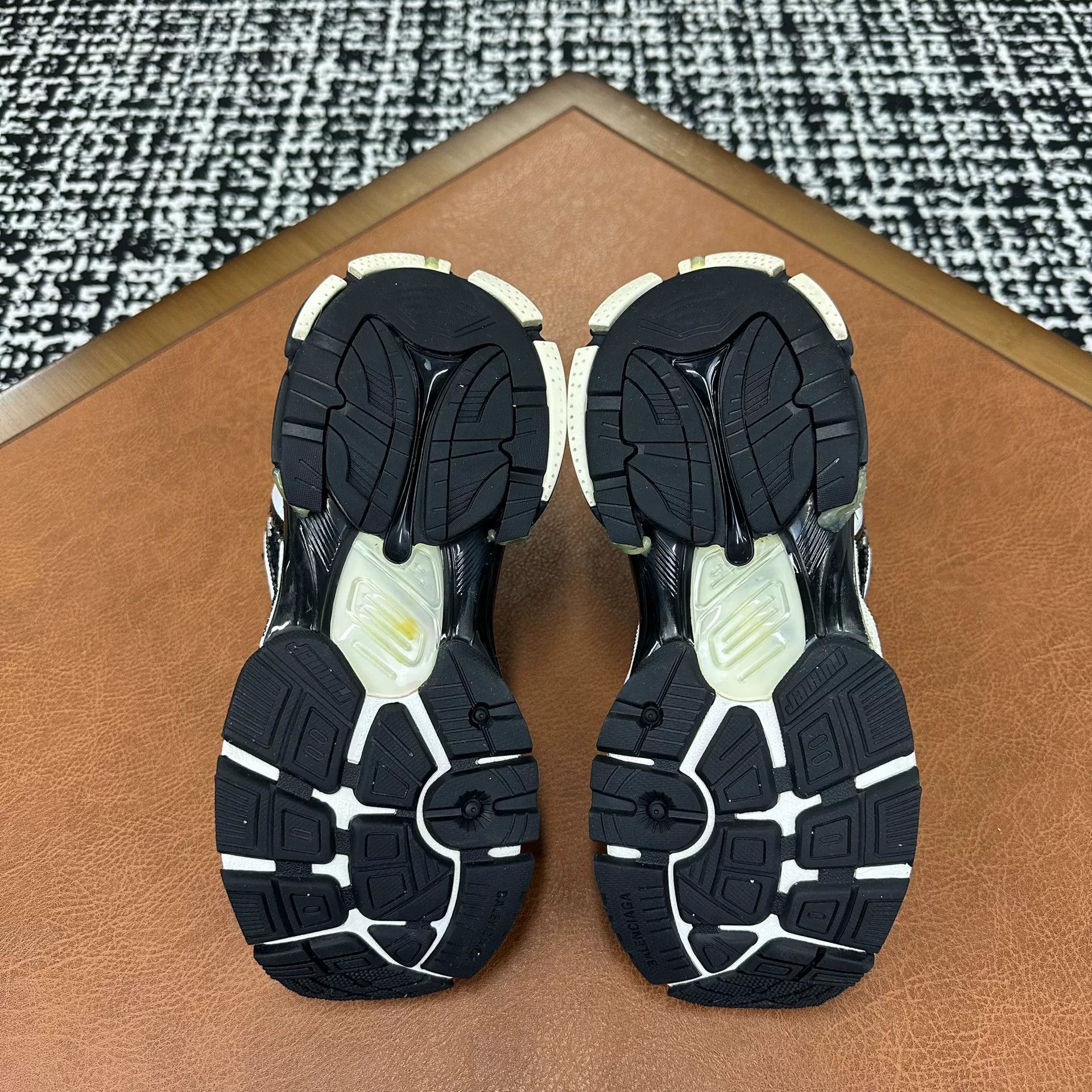 Balenciaga Balenciaga Running Black Lowtop Sneakers it_36 Women Size US 6 / IT 36 - 8 Thumbnail