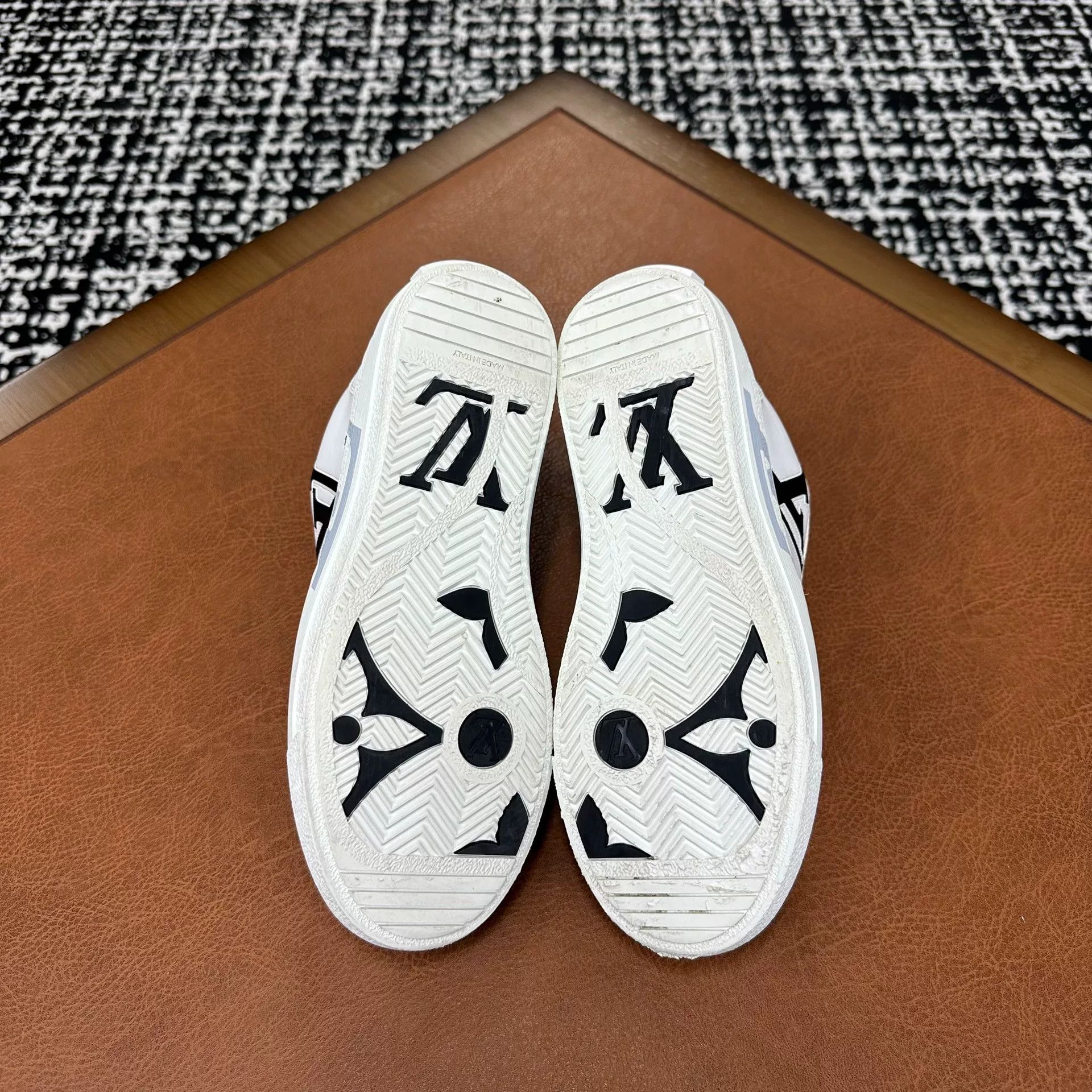 Louis Vuitton Louis Vuitton Casual White Lowtop Sneakers it_36-5 Women Size US 6.5 / IT 36.5 - 8 Thumbnail