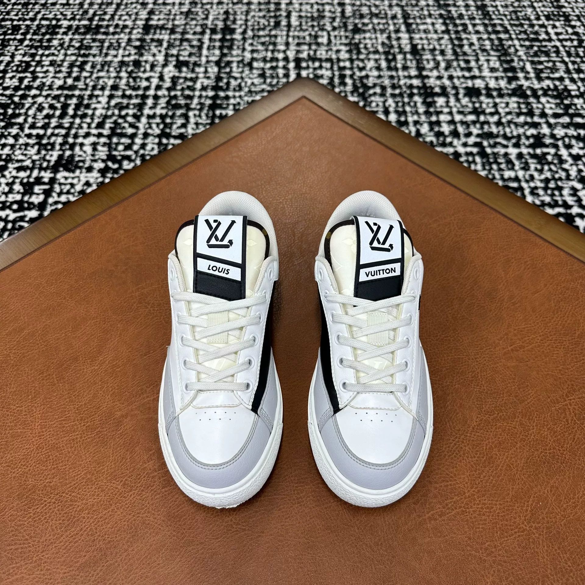 Louis Vuitton Louis Vuitton Casual White Lowtop Sneakers it_36-5 Women Size US 6.5 / IT 36.5 - 2 Thumbnail