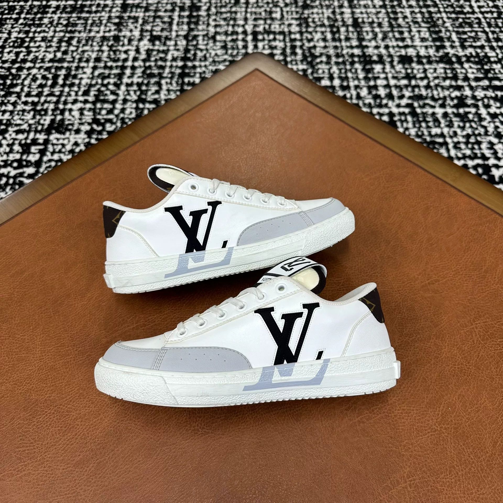 Louis Vuitton Louis Vuitton Casual White Lowtop Sneakers it_36-5 Women Size US 6.5 / IT 36.5 - 6 Thumbnail