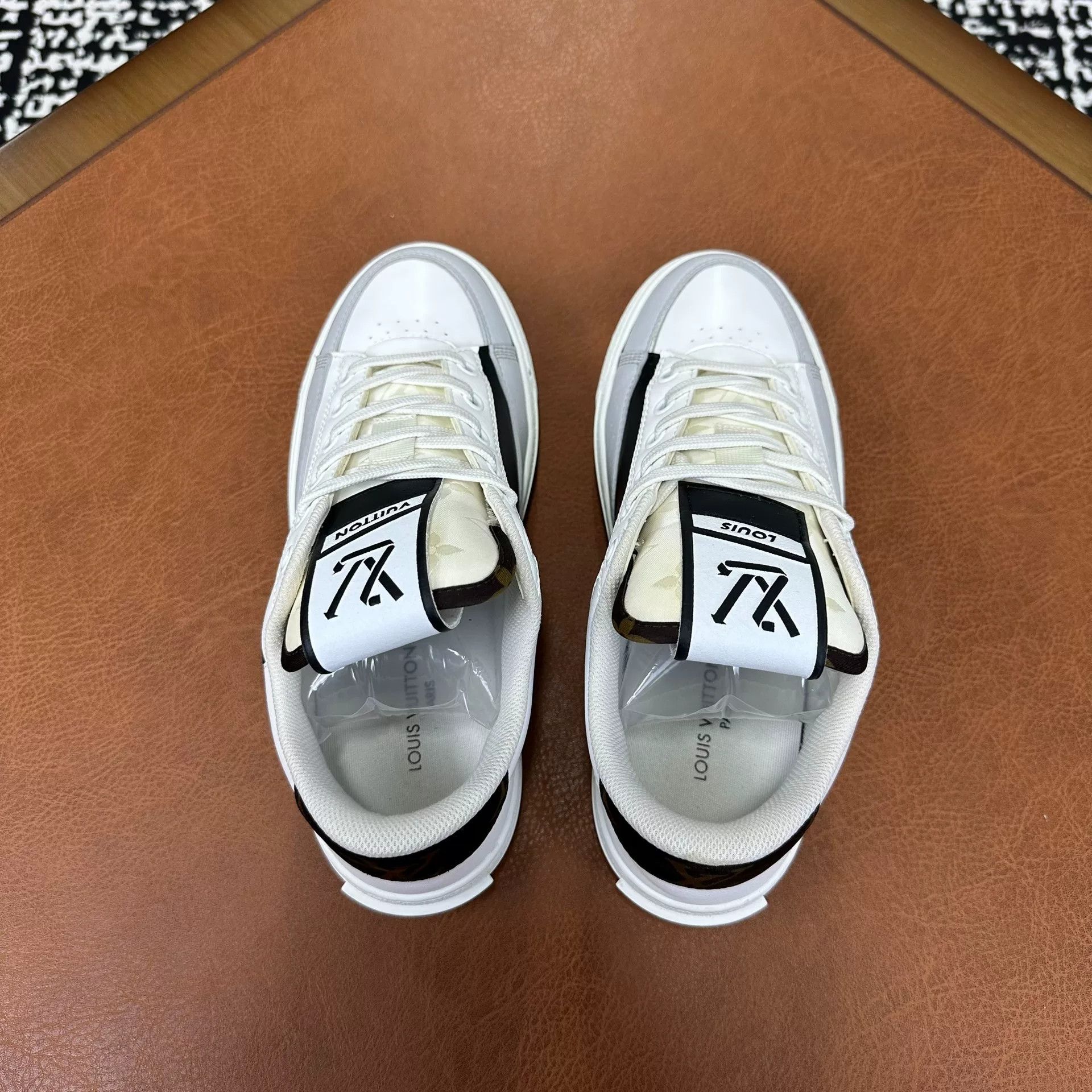 Louis Vuitton Louis Vuitton Casual White Lowtop Sneakers it_36-5 Women Size US 6.5 / IT 36.5 - 3 Thumbnail