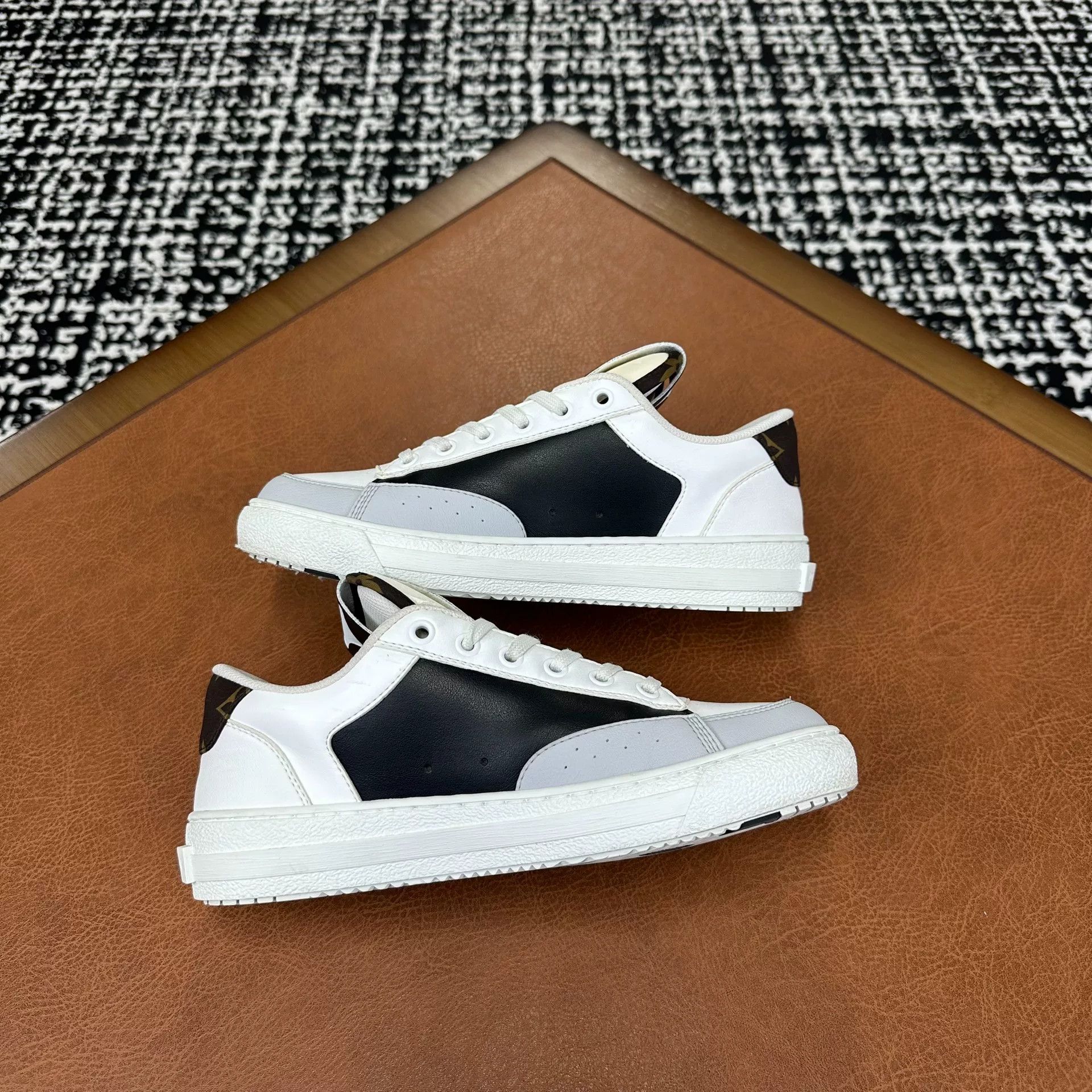 Louis Vuitton Louis Vuitton Casual White Lowtop Sneakers it_36-5 Women Size US 6.5 / IT 36.5 - 7 Thumbnail
