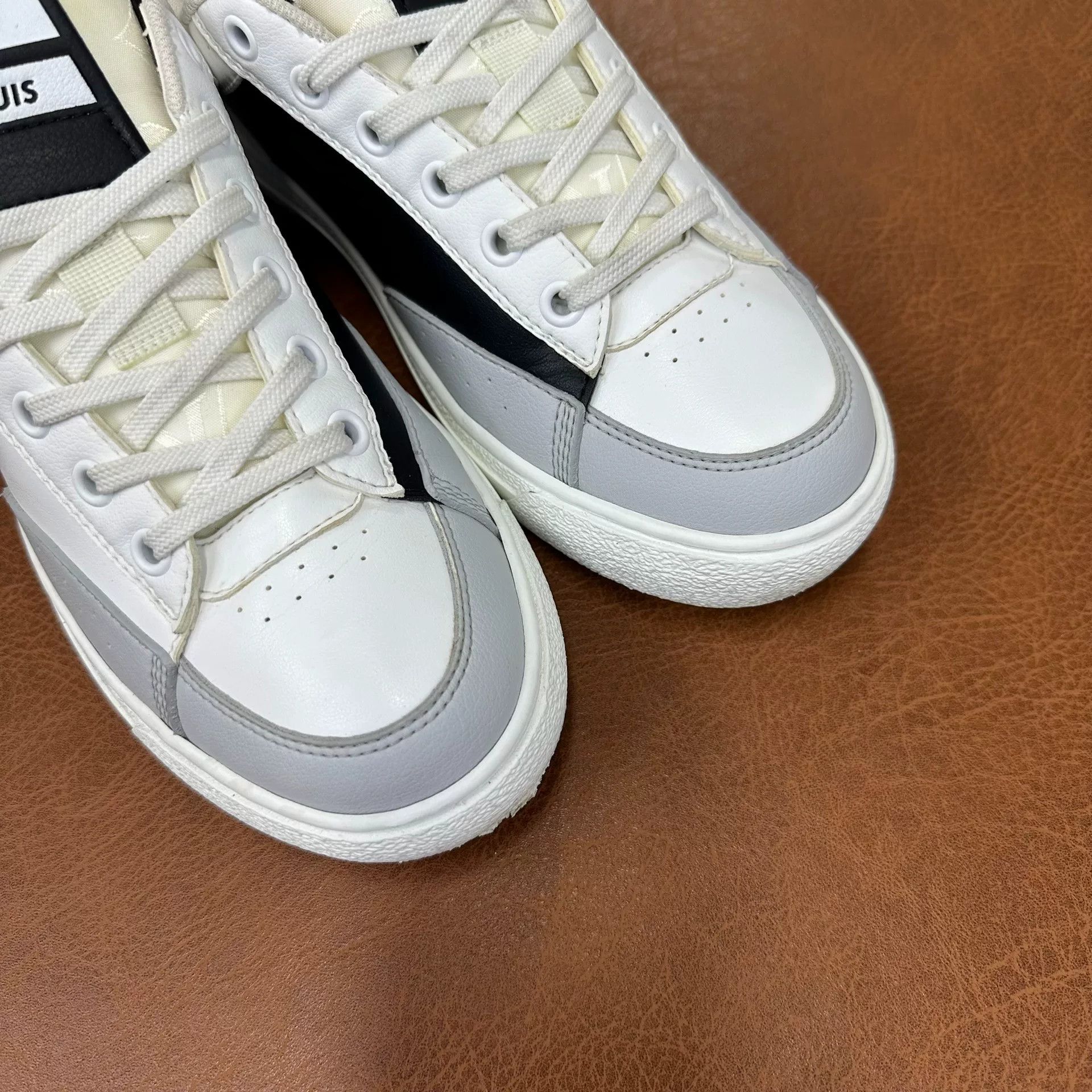Louis Vuitton Louis Vuitton Casual White Lowtop Sneakers it_36-5 Women Size US 6.5 / IT 36.5 - 5 Thumbnail
