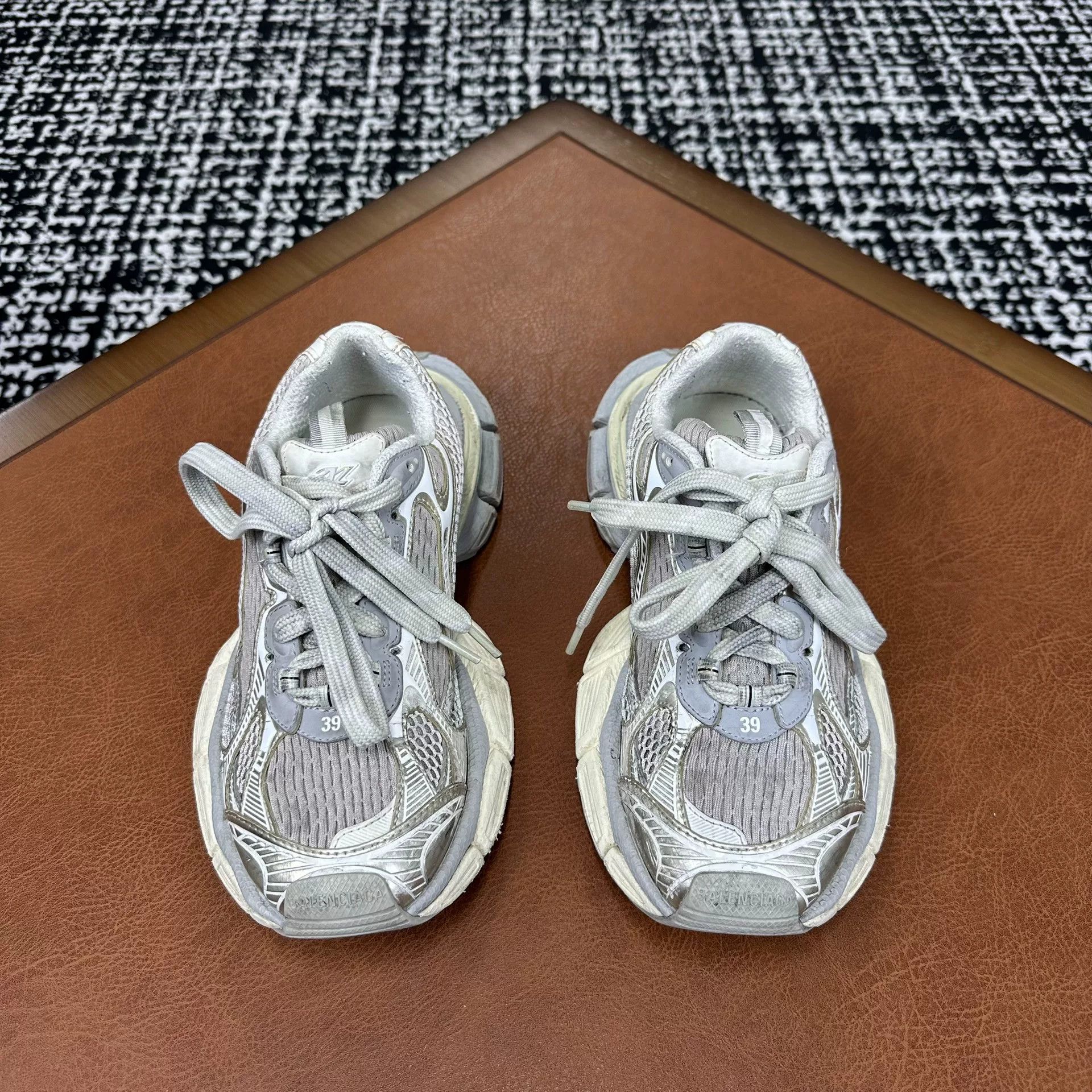 Balenciaga Balenciaga White Lowtop Sneakers 6 Men Size US 6 / EU 39 - 2 Thumbnail