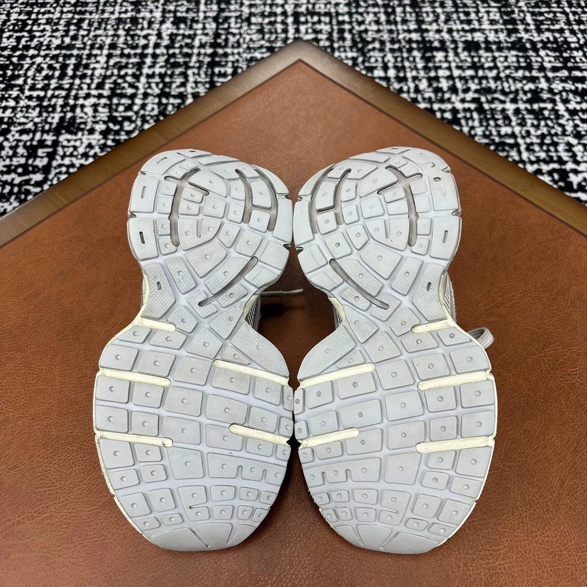 Balenciaga Balenciaga White Lowtop Sneakers 6 Men Size US 6 / EU 39 - 8 Thumbnail