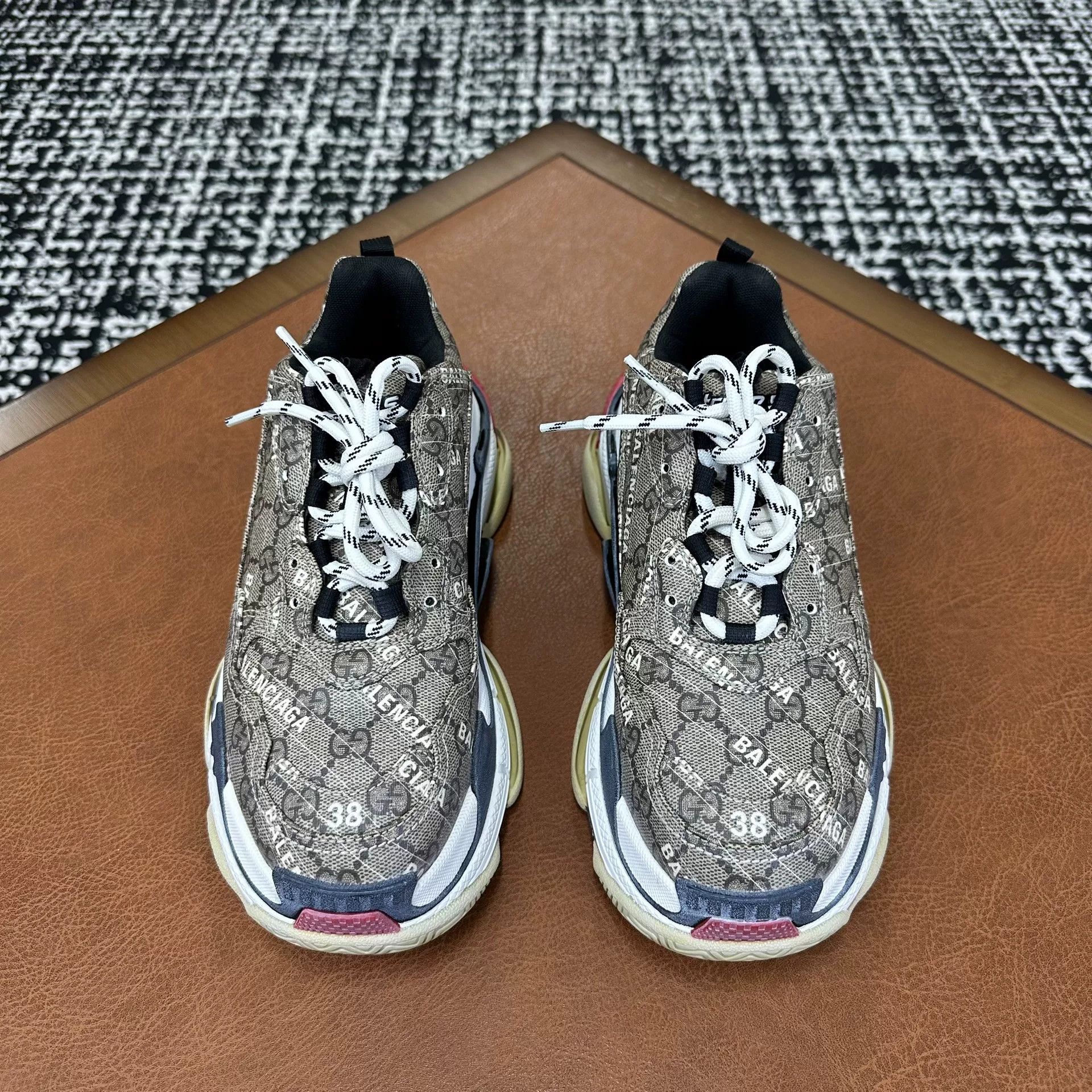 Gucci Gucci Collab Lowtop Sneakers it_38 Women Size US 8 / IT 38 - 2 Thumbnail