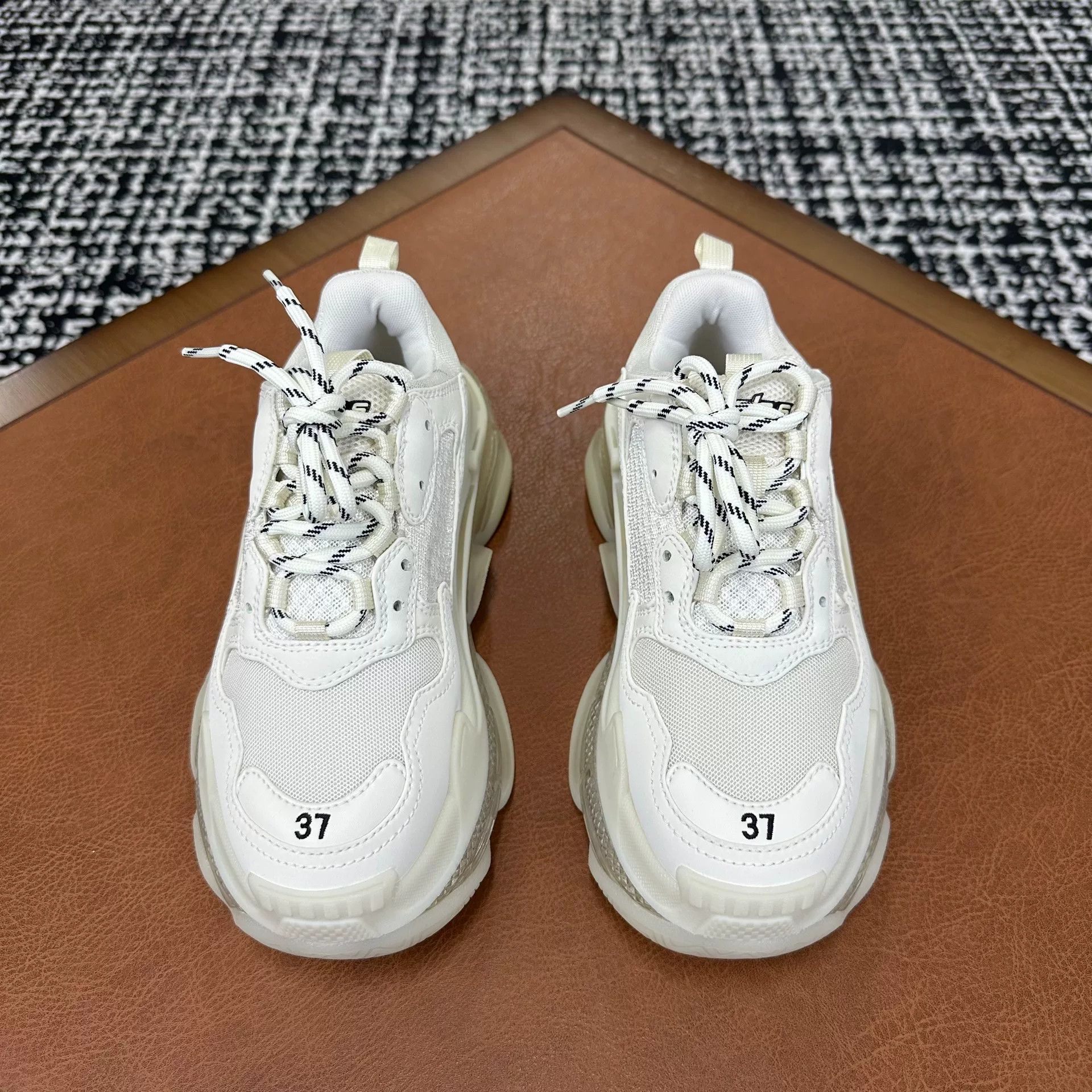 Balenciaga Balenciaga White Lowtop Sneakers it_37 Women Size US 7 / IT 37 - 2 Thumbnail