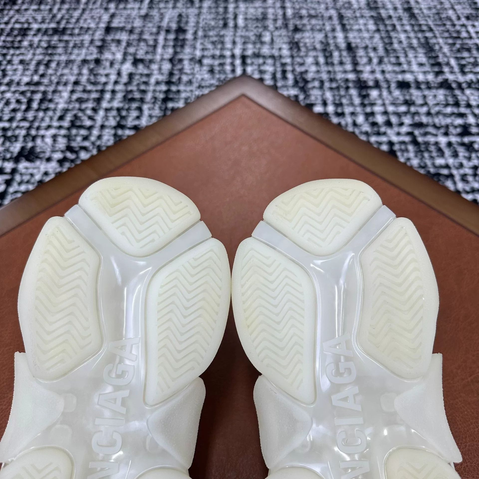 Balenciaga Balenciaga White Lowtop Sneakers it_37 Women Size US 7 / IT 37 - 8 Thumbnail