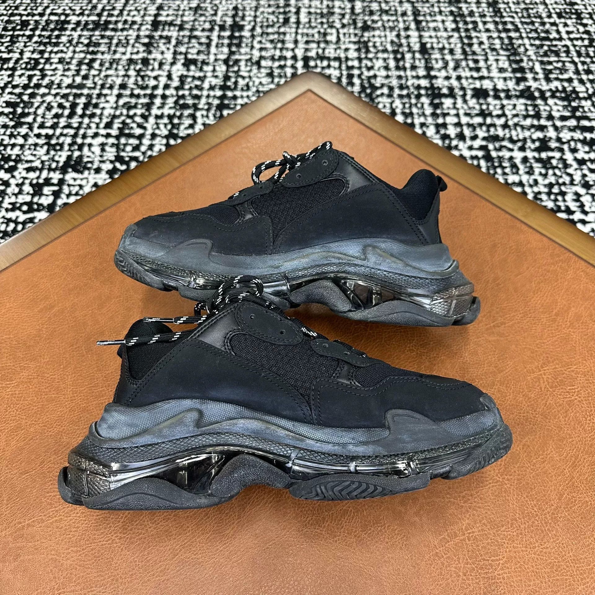 Balenciaga Balenciaga Retro Lowtop Sneakers 7 Men Size US 7 / EU 40 - 6 Thumbnail