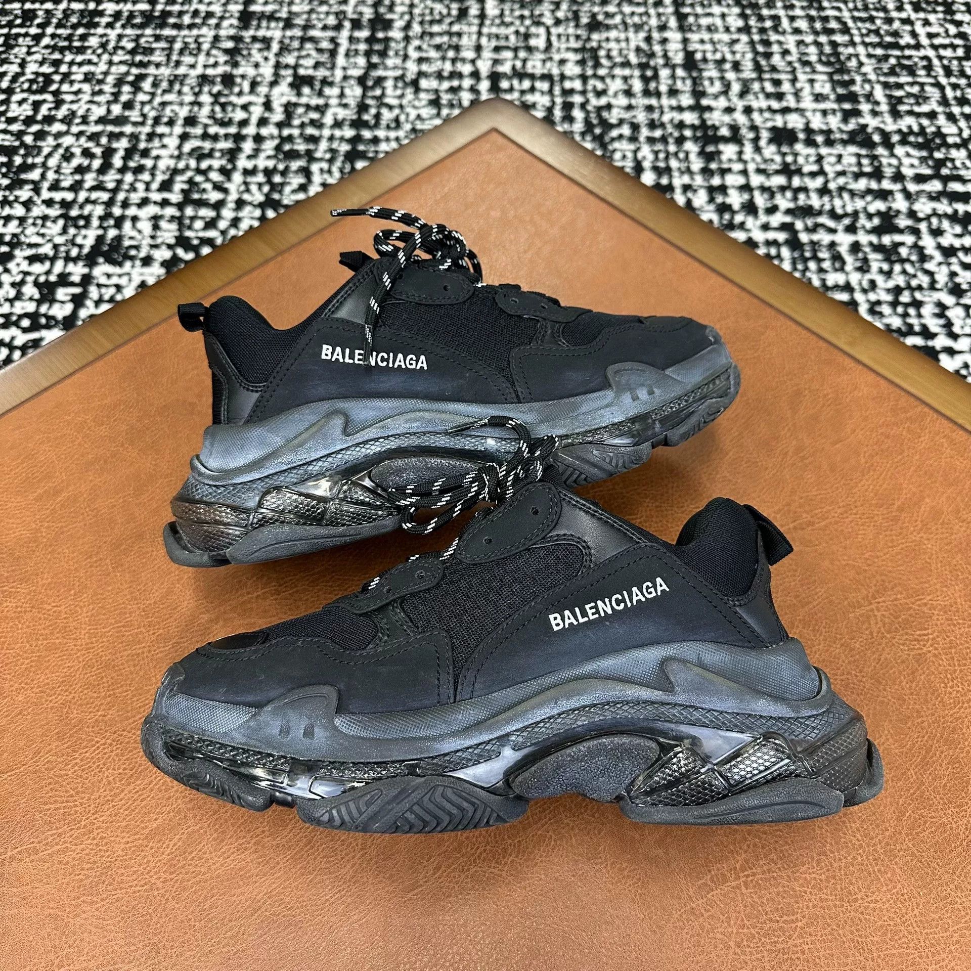 Balenciaga Balenciaga Retro Lowtop Sneakers 7 Men Size US 7 / EU 40 - 5 Thumbnail