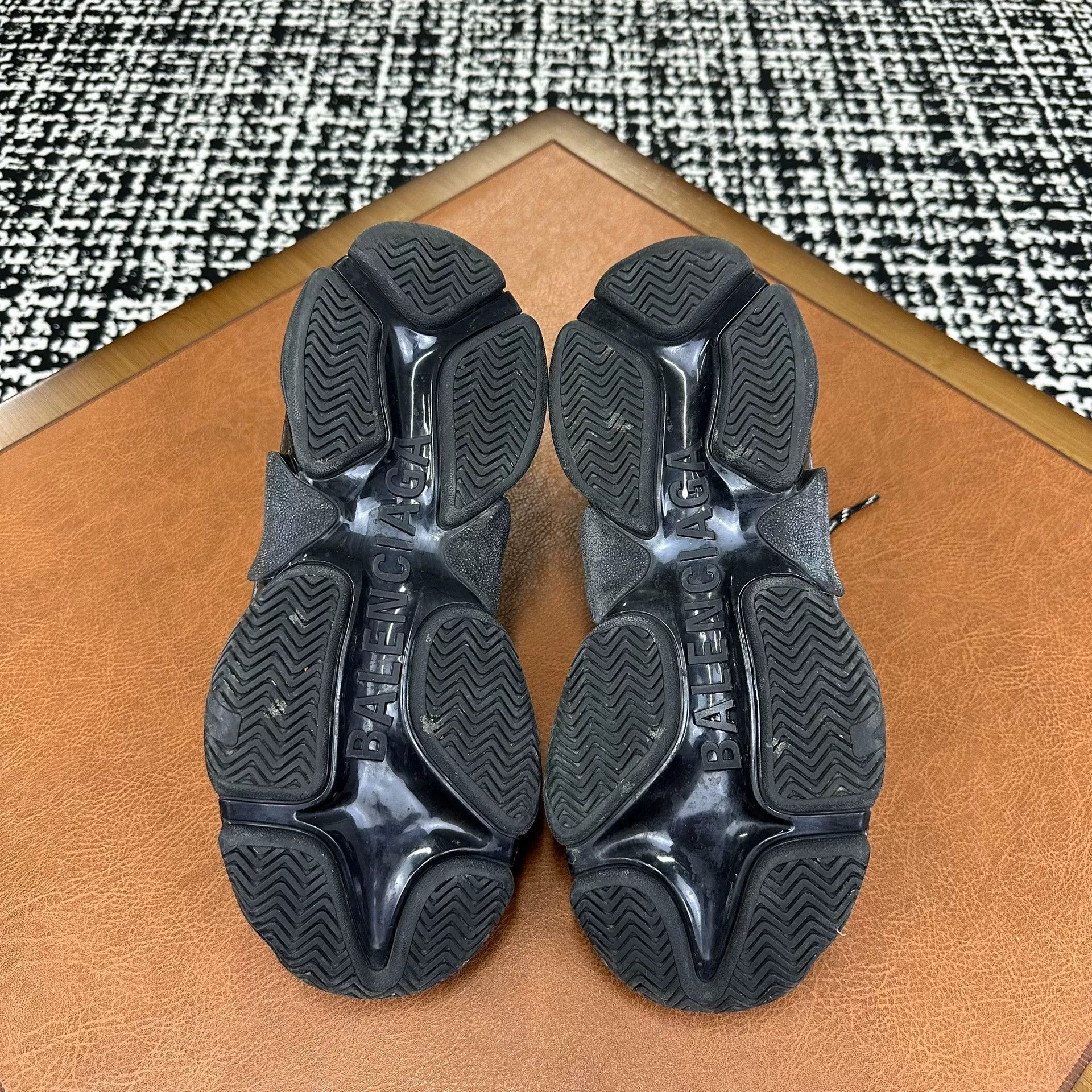 Balenciaga Balenciaga Retro Lowtop Sneakers 7 Men Size US 7 / EU 40 - 8 Thumbnail