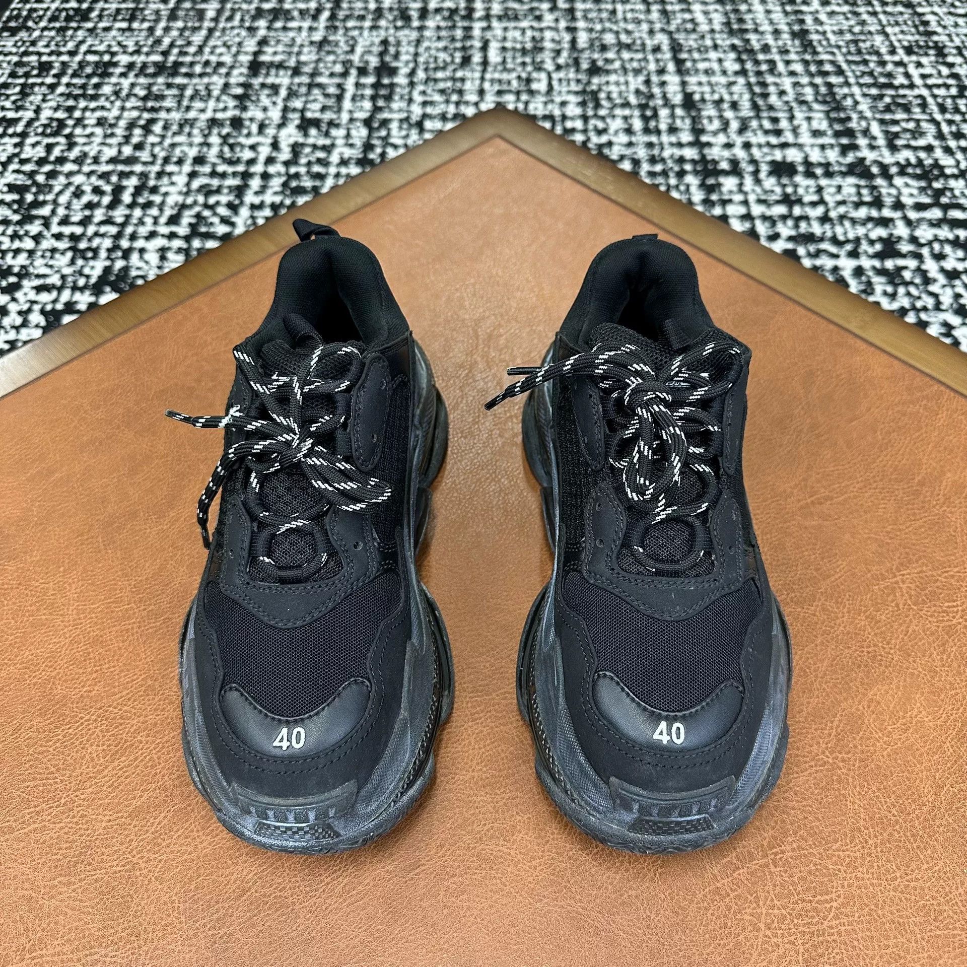 Balenciaga Balenciaga Retro Lowtop Sneakers 7 Men Size US 7 / EU 40 - 2 Thumbnail