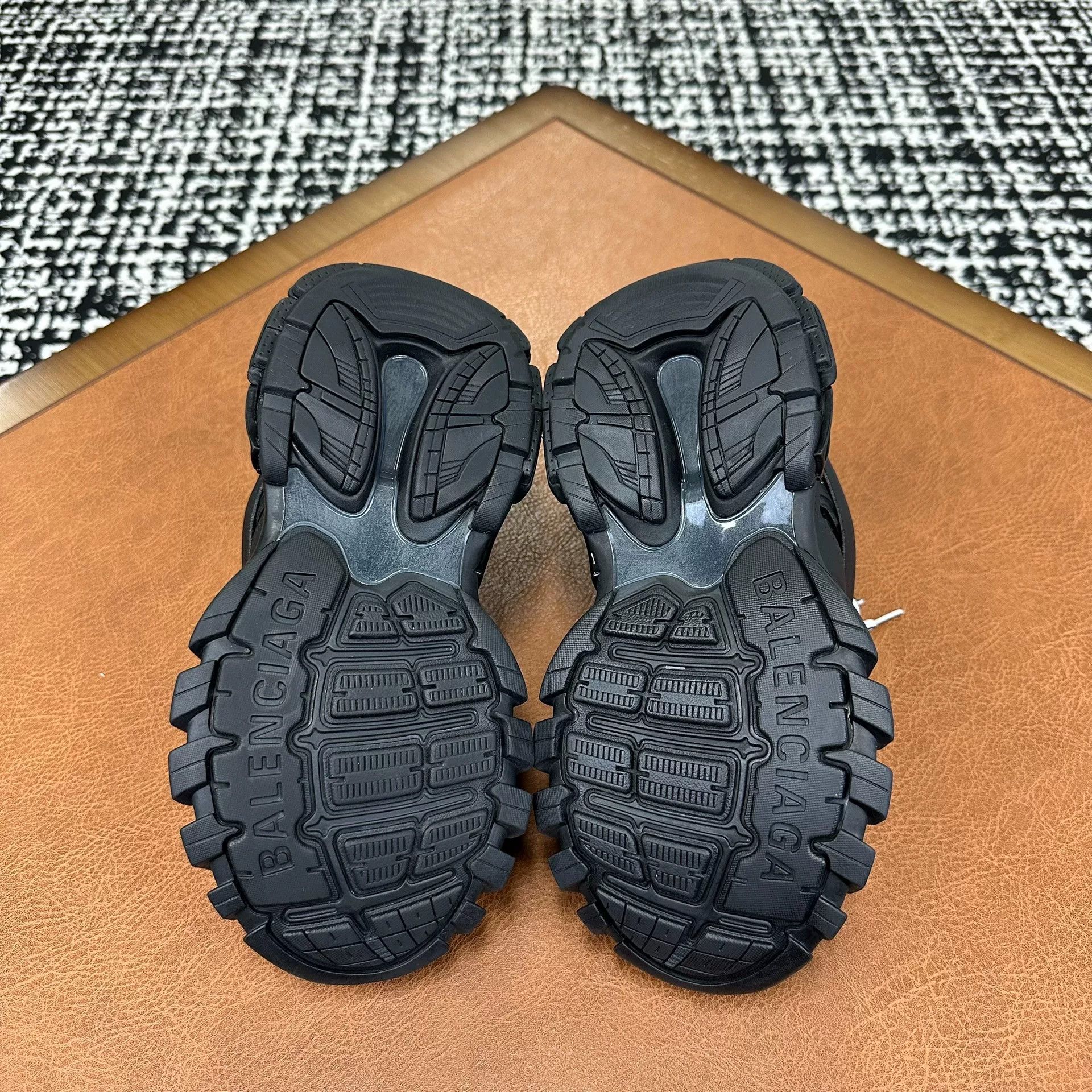 Balenciaga Balenciaga Black Lowtop Sneakers it_35 Women Size US 5 / IT 35 - 7 Thumbnail