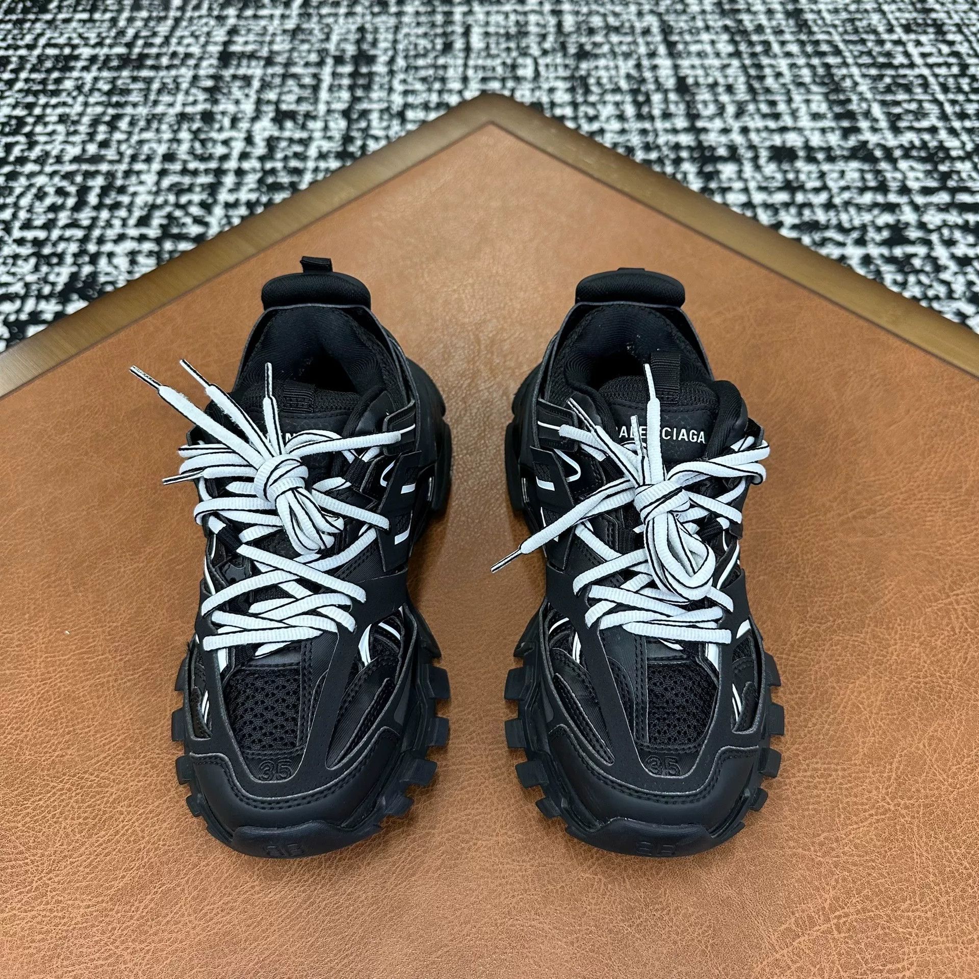 Balenciaga Balenciaga Black Lowtop Sneakers it_35 Women Size US 5 / IT 35 - 2 Thumbnail