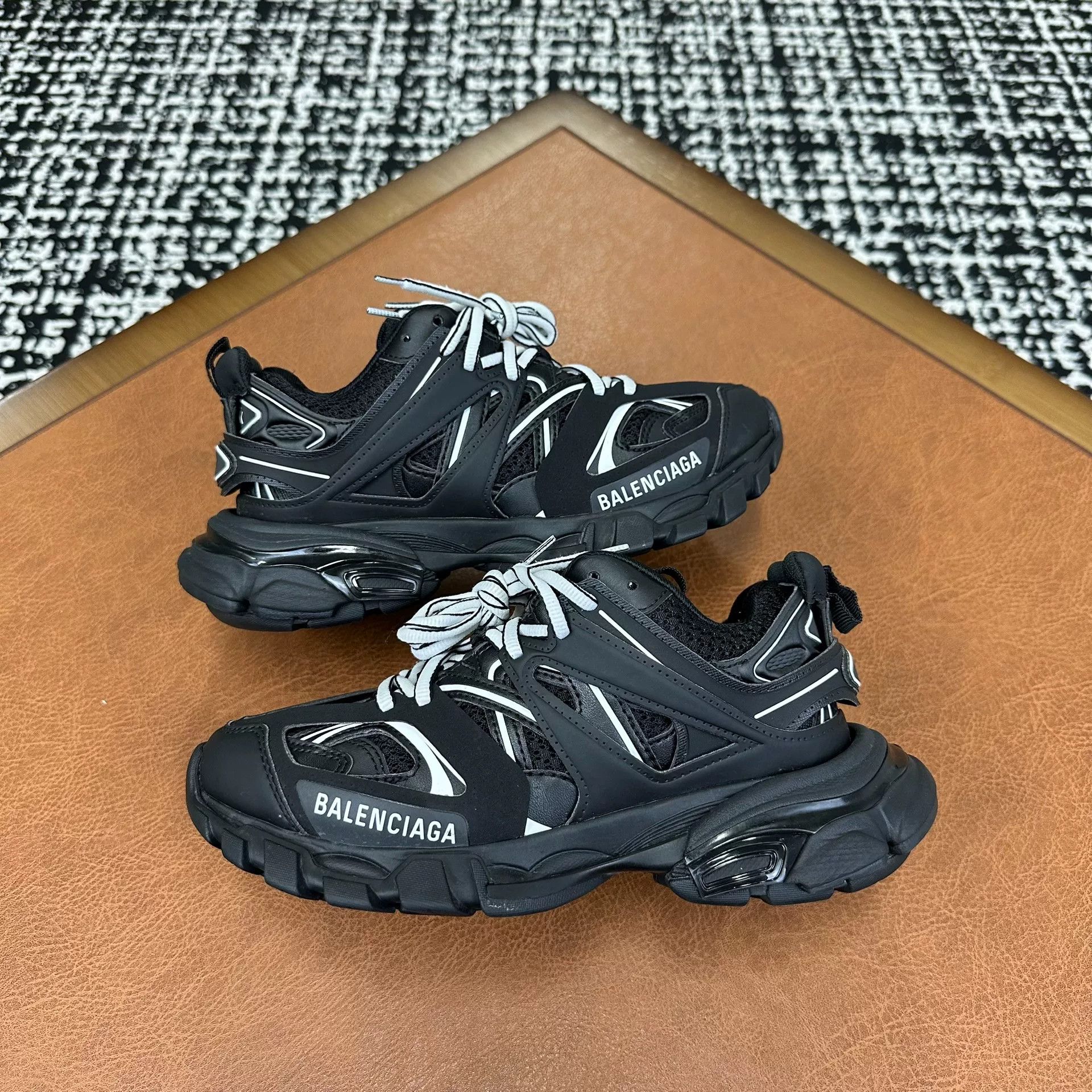 Balenciaga Balenciaga Black Lowtop Sneakers it_35 Women Size US 5 / IT 35 - 5 Thumbnail