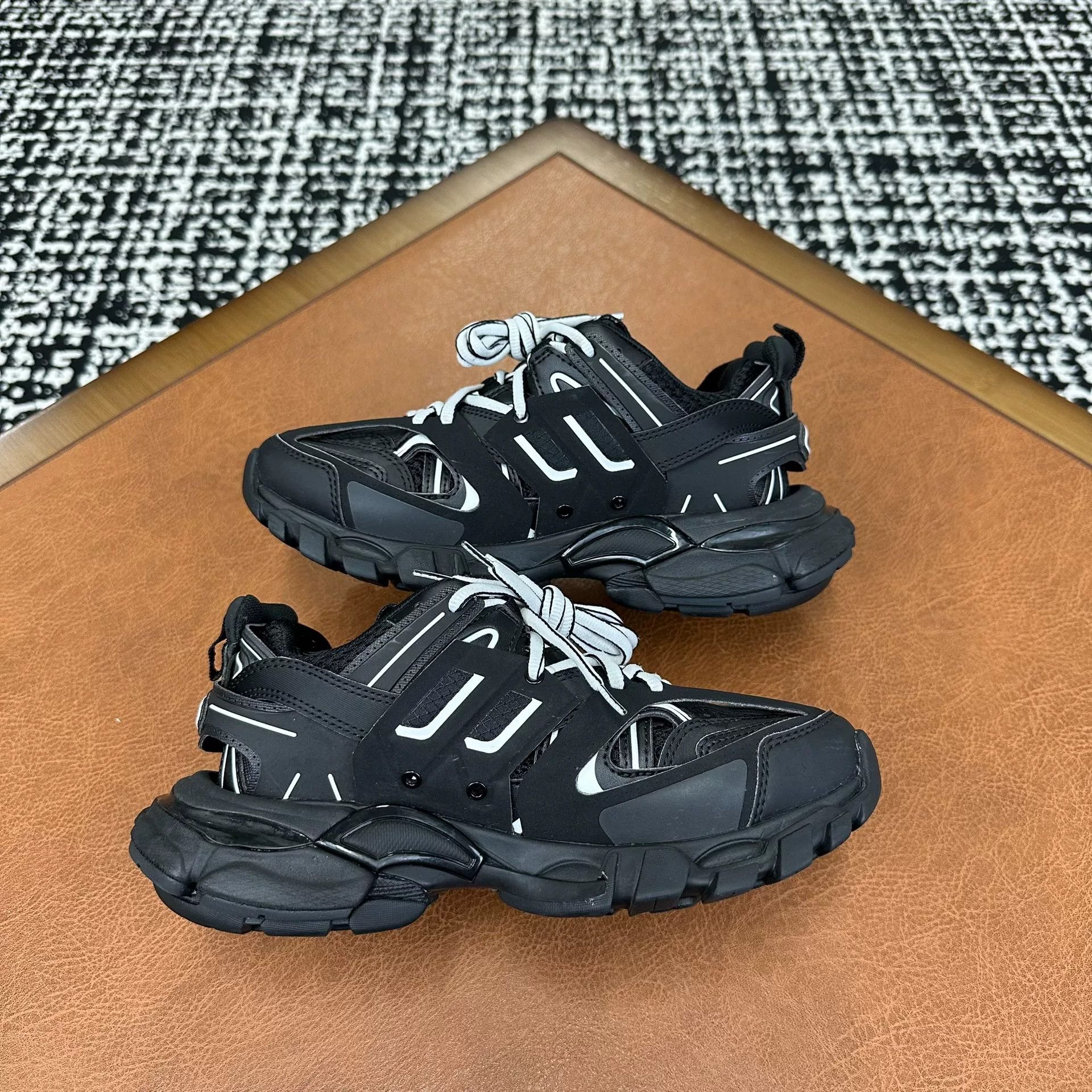 Balenciaga Balenciaga Black Lowtop Sneakers it_35 Women Size US 5 / IT 35 - 6 Thumbnail