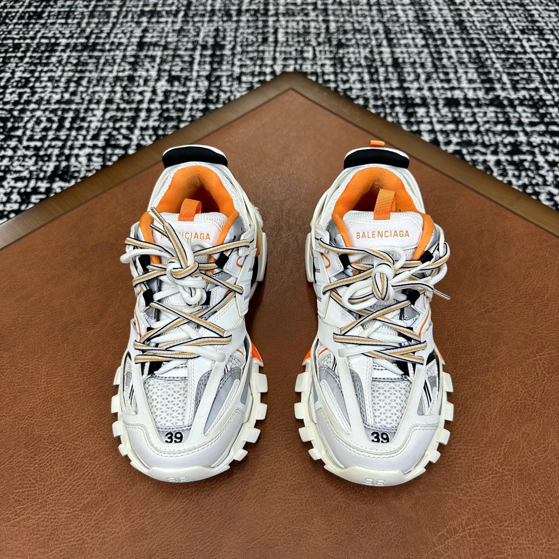 Balenciaga Balenciaga White Lowtop Sneakers 6 Men Size US 6 / EU 39 - 2 Thumbnail