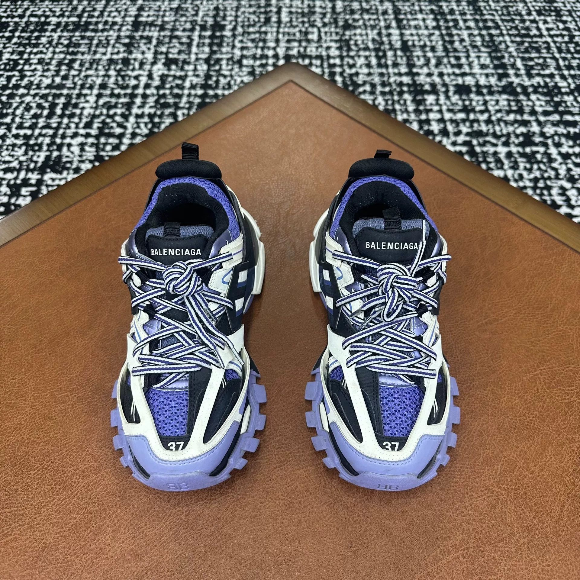 Balenciaga Balenciaga White Lowtop Sneakers it_37 Women Size US 7 / IT 37 - 2 Thumbnail