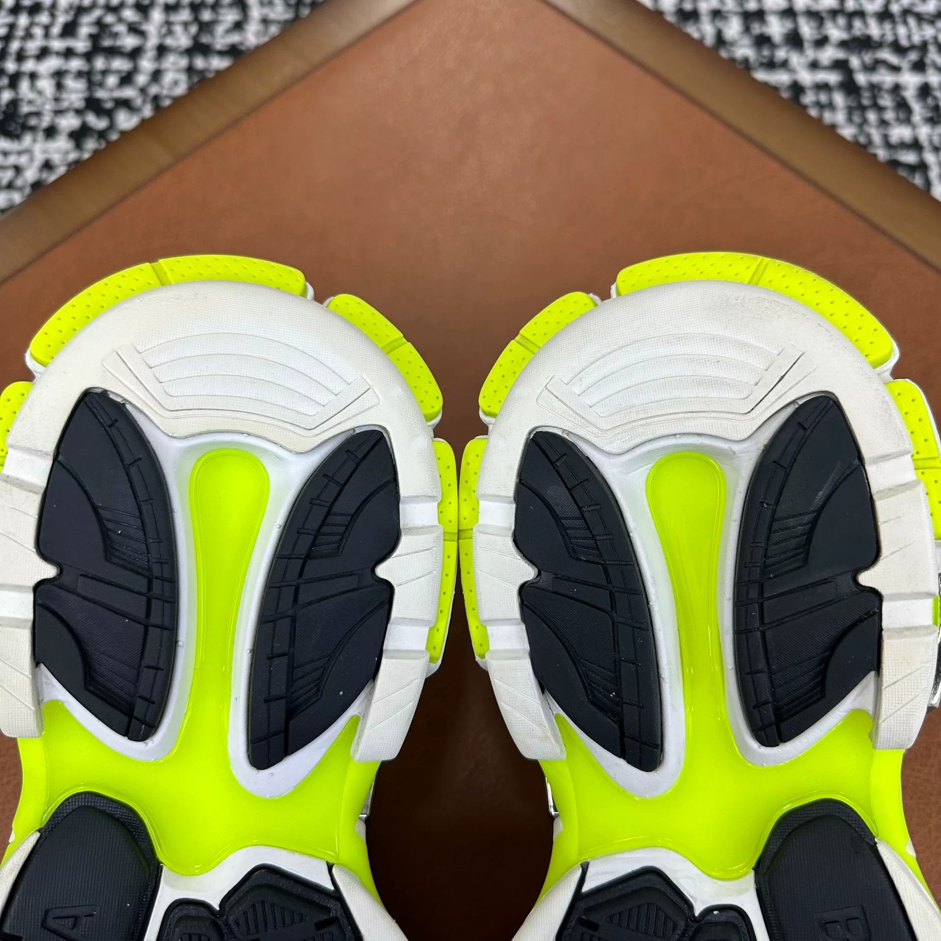 Balenciaga Balenciaga Yellow Lowtop Sneakers 8 Men Size US 8 / EU 41 - 9 Thumbnail