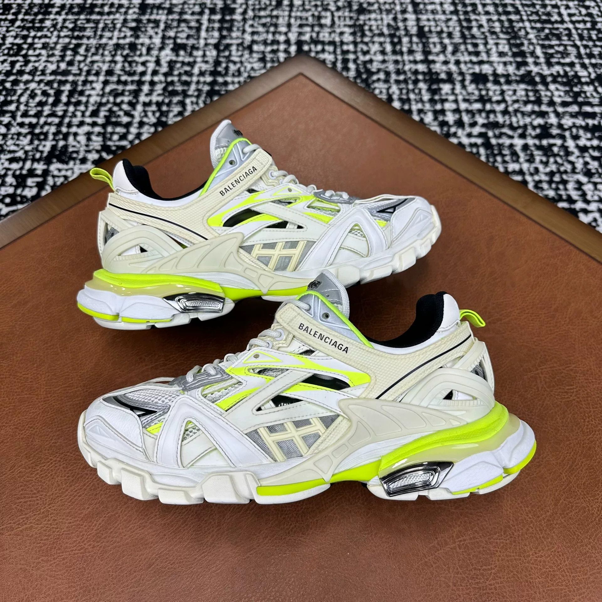 Balenciaga Balenciaga Yellow Lowtop Sneakers 8 Men Size US 8 / EU 41 - 5 Thumbnail