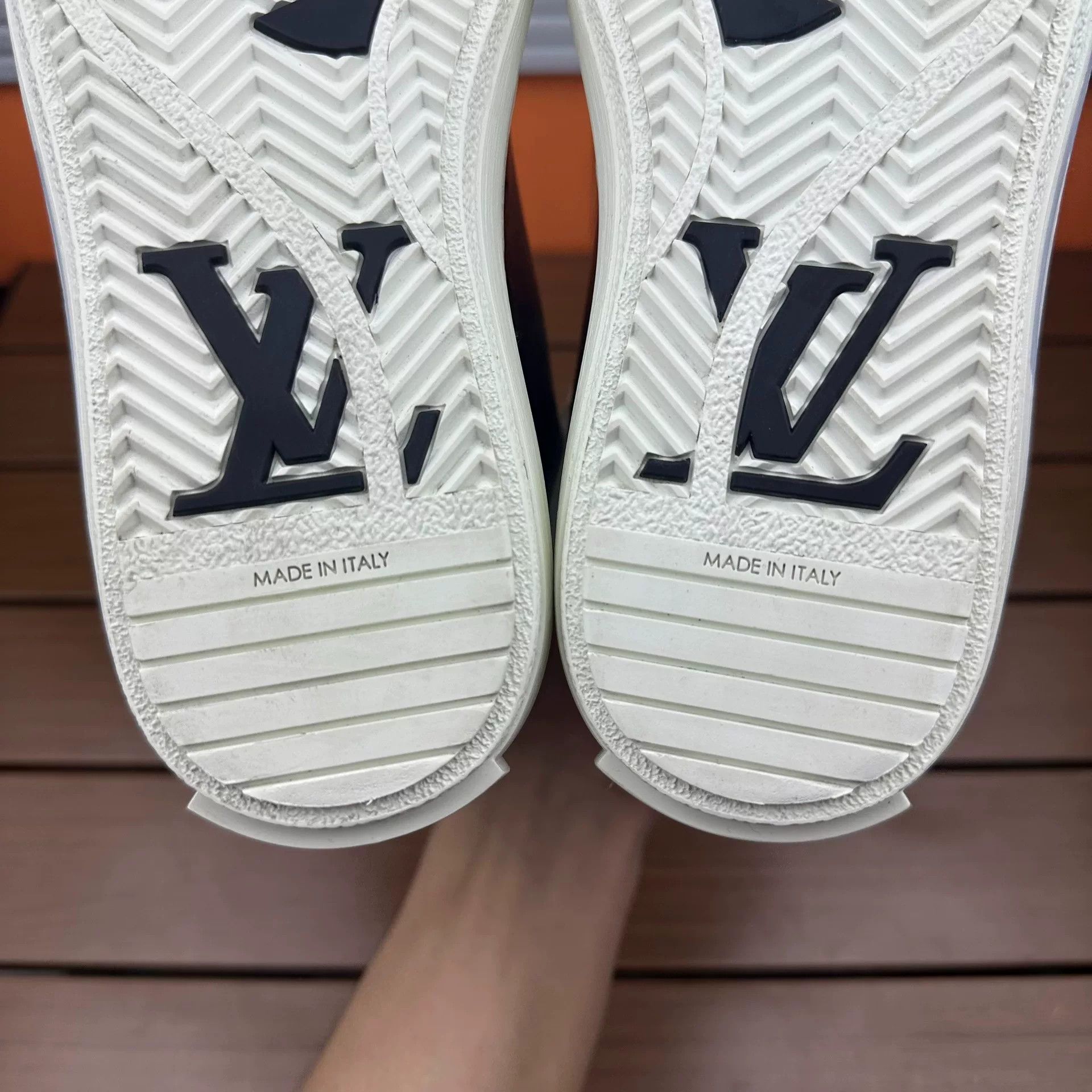 Louis Vuitton Louis Vuitton Casual Hitop Sneakers it_35 Women Size US 5 / IT 35 - 9 Thumbnail
