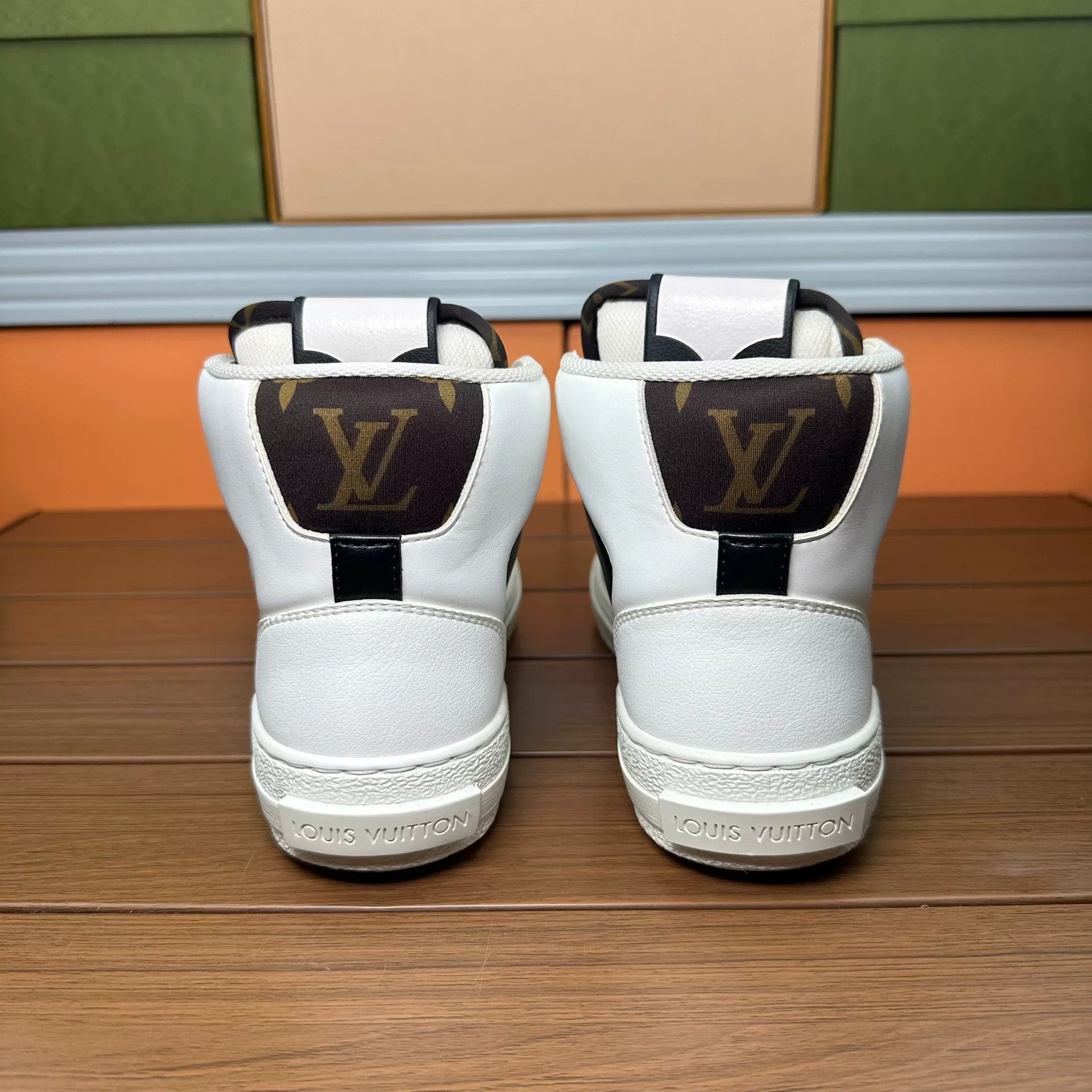 Louis Vuitton Louis Vuitton Casual Hitop Sneakers it_35 Women Size US 5 / IT 35 - 5 Thumbnail