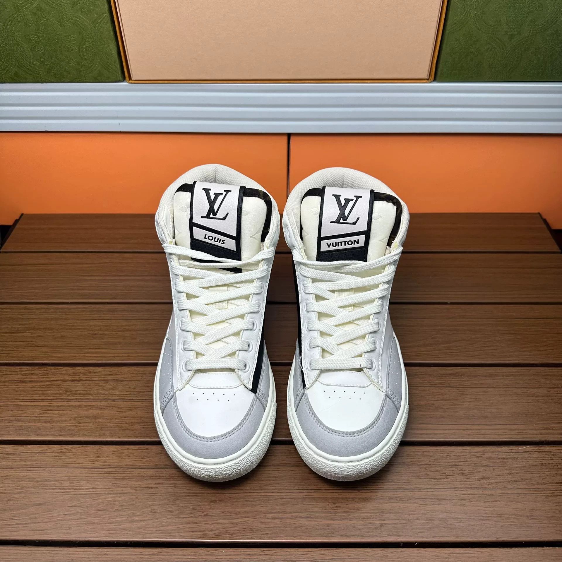 Louis Vuitton Louis Vuitton Casual Hitop Sneakers it_35 Women Size US 5 / IT 35 - 4 Thumbnail