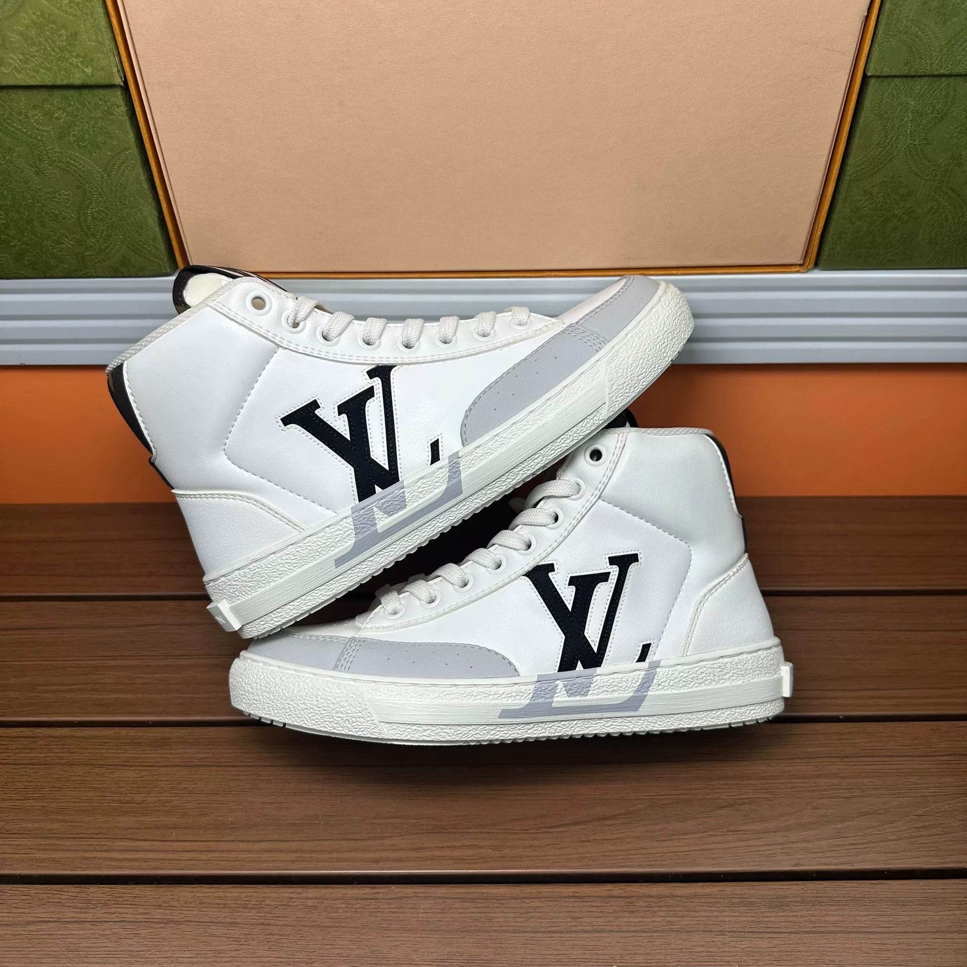 Louis Vuitton Louis Vuitton Casual Hitop Sneakers it_35 Women Size US 5 / IT 35 - 2 Thumbnail
