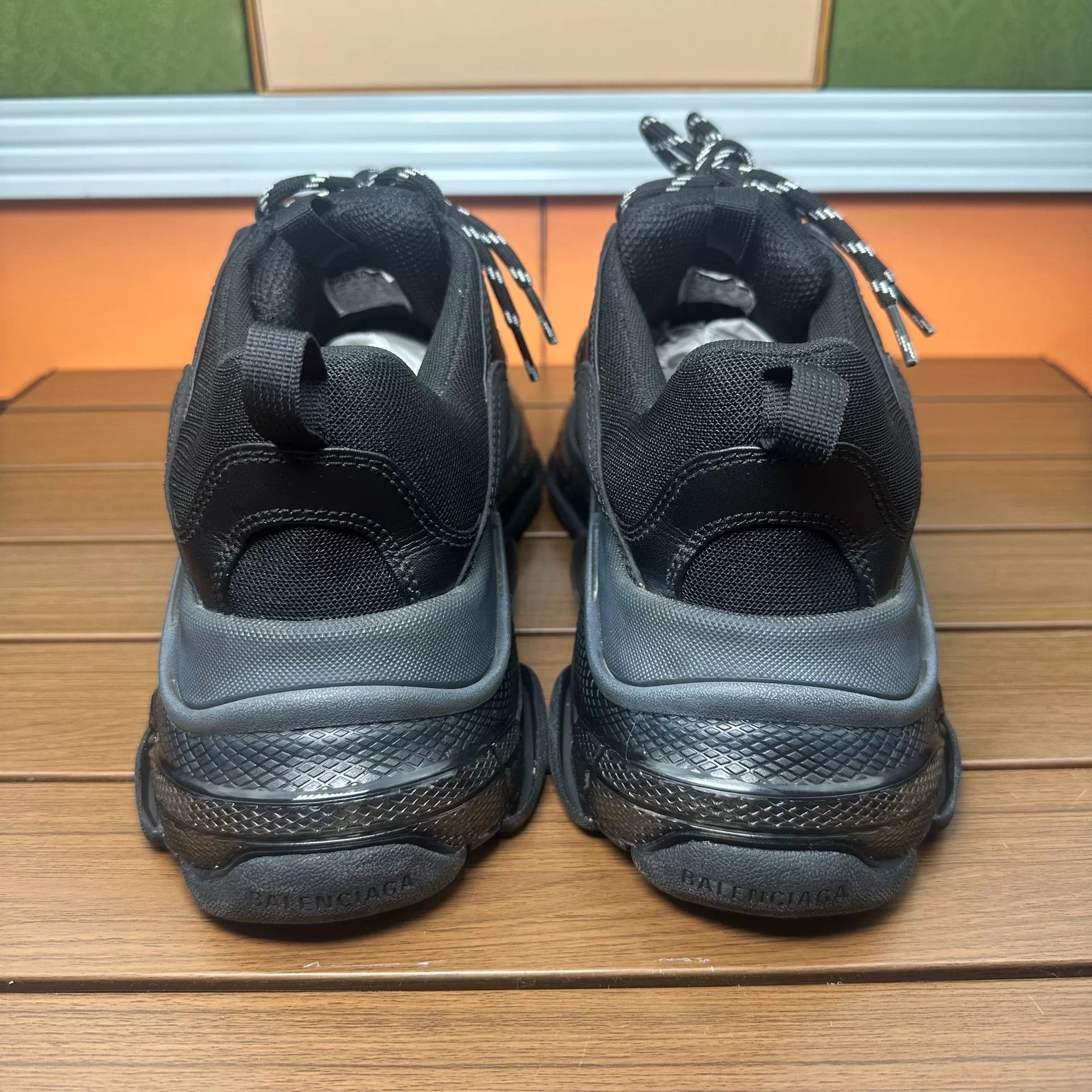 Balenciaga Balenciaga Distressed Lowtop Sneakers 11 Men Size US 11 / EU 44 - 6 Thumbnail