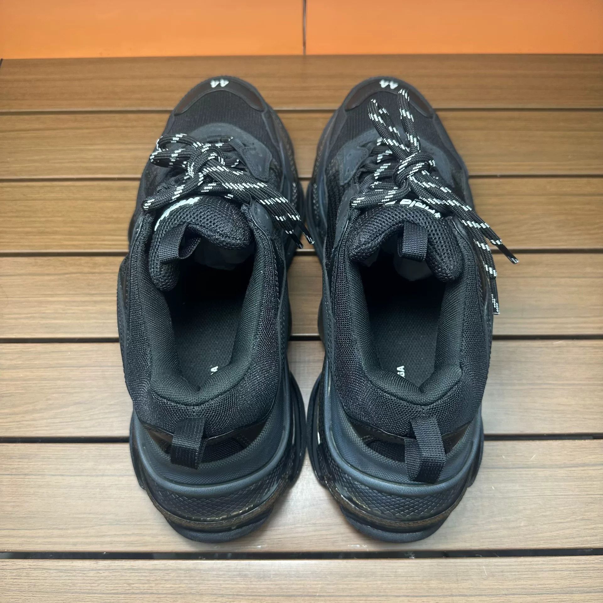 Balenciaga Balenciaga Distressed Lowtop Sneakers 11 Men Size US 11 / EU 44 - 5 Thumbnail