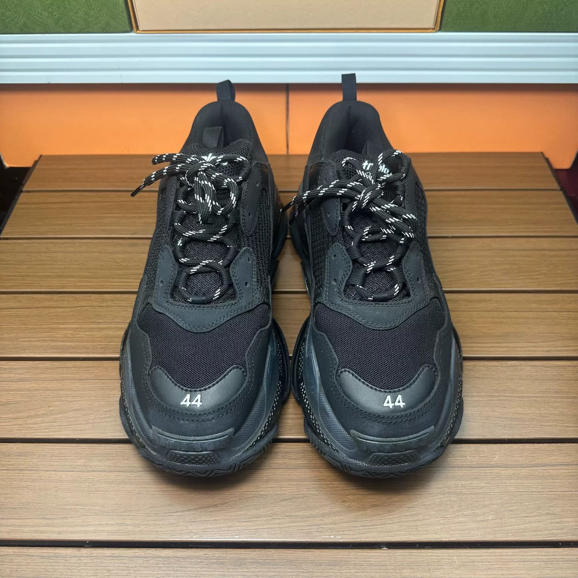 Balenciaga Balenciaga Distressed Lowtop Sneakers 11 Men Size US 11 / EU 44 - 4 Thumbnail