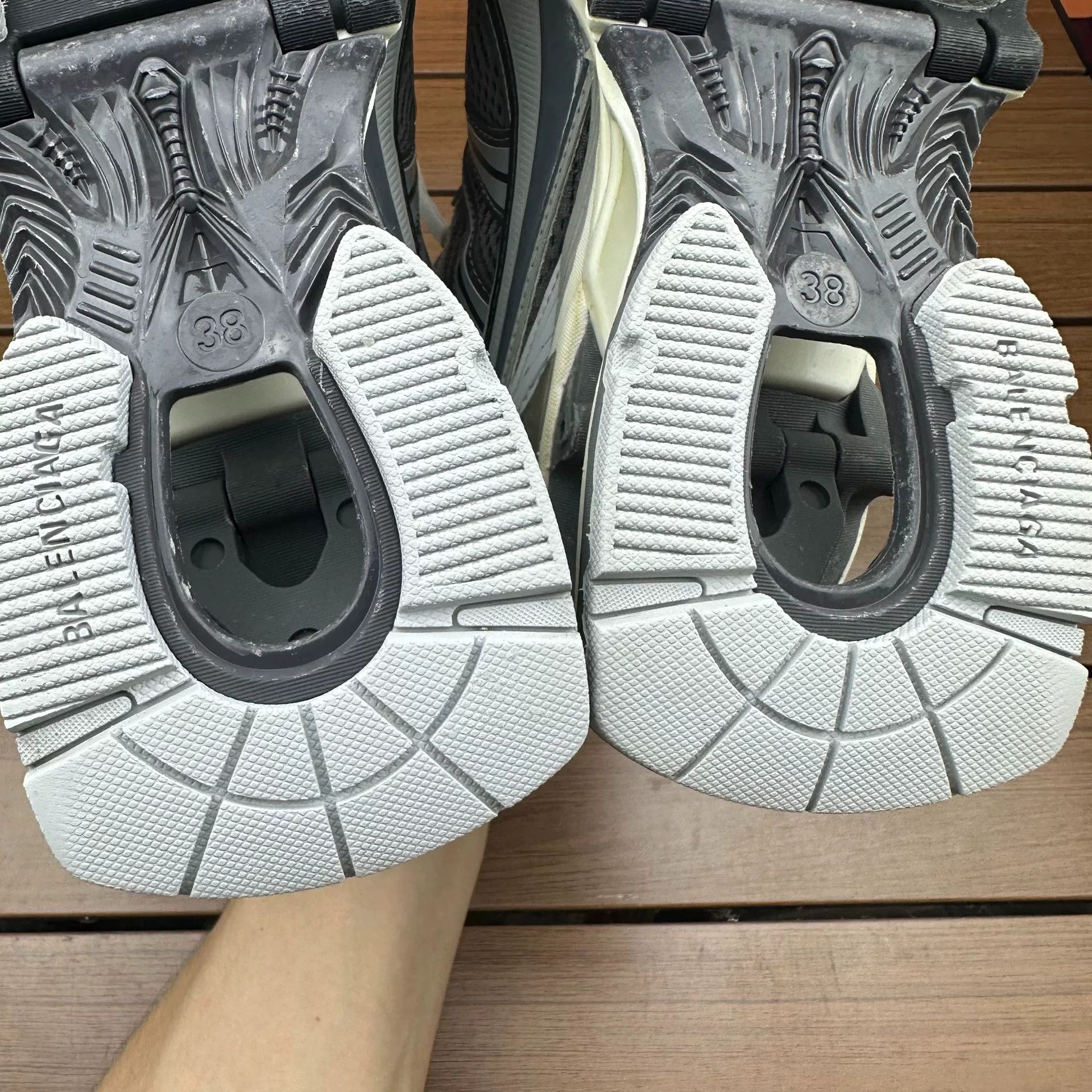 Balenciaga Balenciaga Gray Lowtop Sneakers it_38 Women Size US 8 / IT 38 - 8 Thumbnail