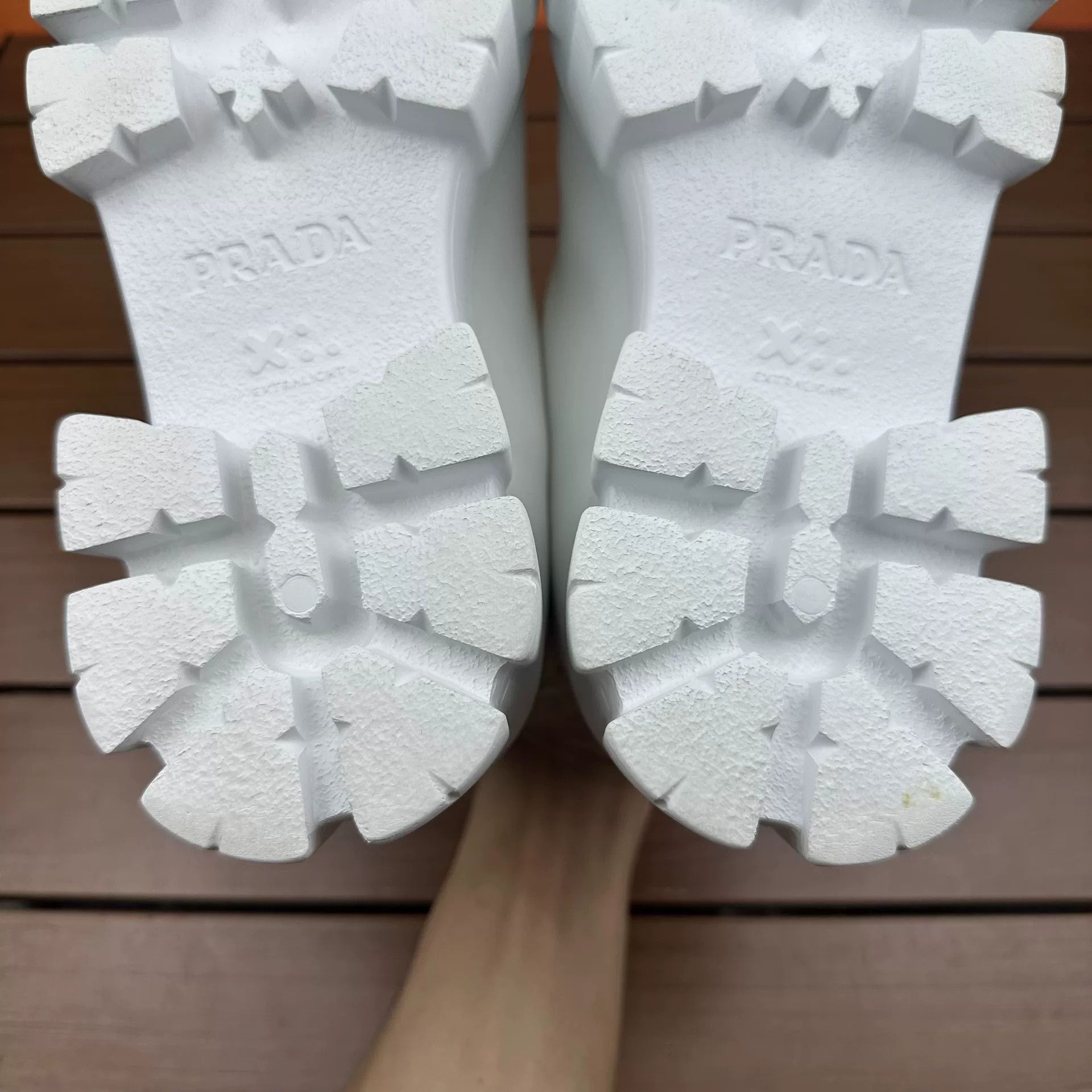 Prada Prada White Lowtop Sneakers it_38 Women Size US 8 / IT 38 - 9 Thumbnail