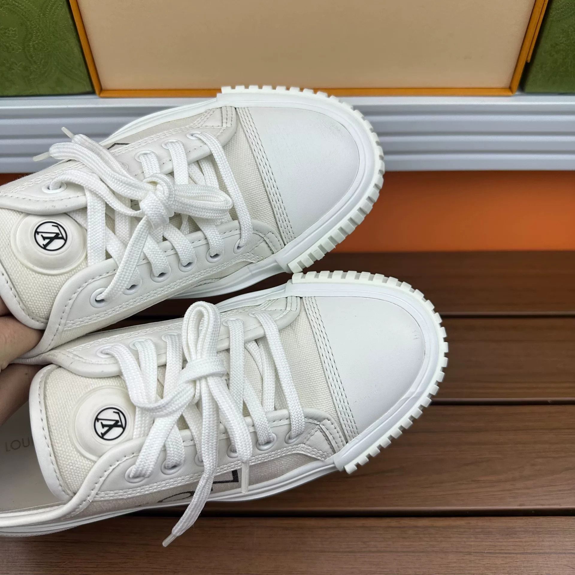 Louis Vuitton Louis Vuitton Casual White Lowtop Sneakers it_36 Women Size US 6 / IT 36 - 6 Thumbnail