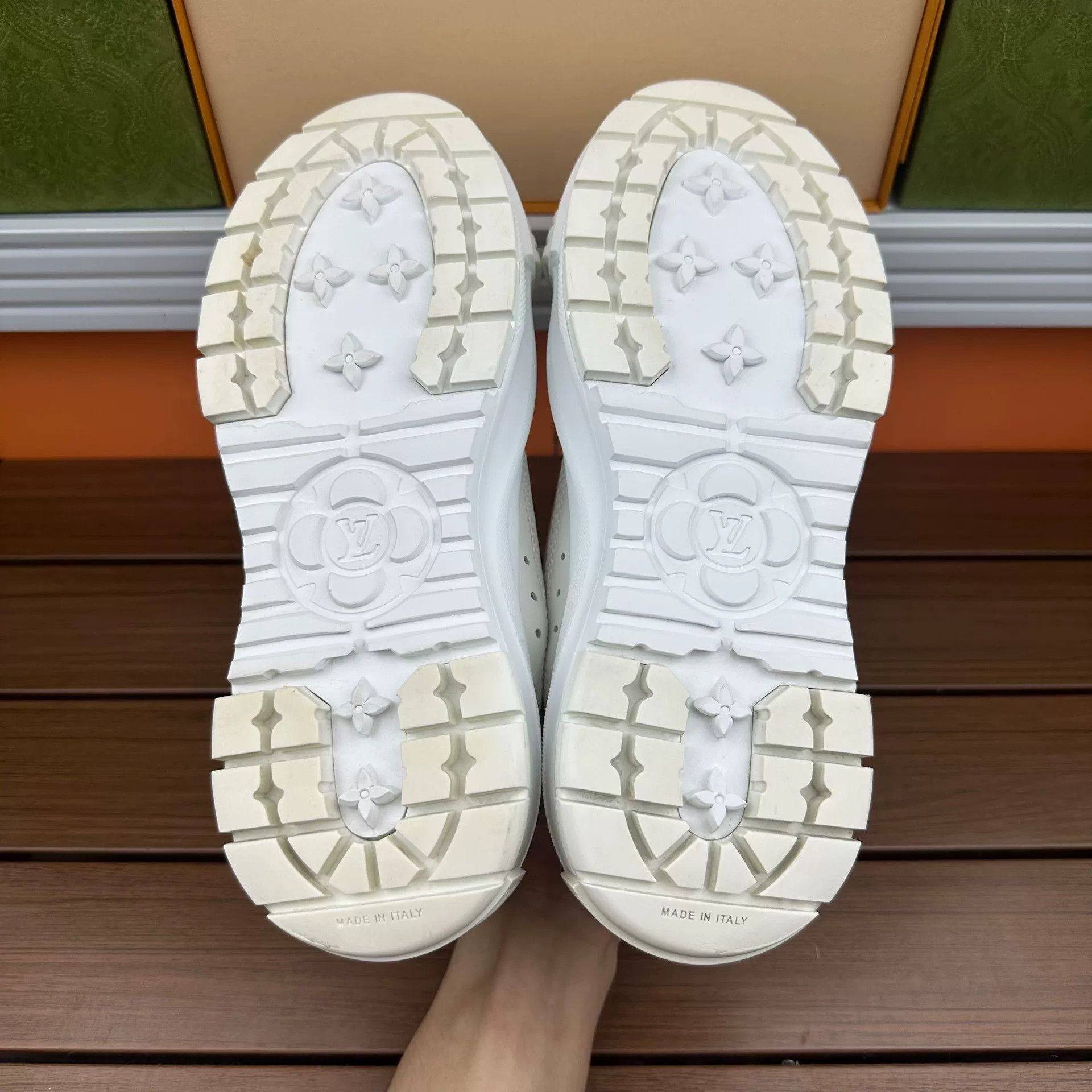 Louis Vuitton Louis Vuitton Casual White Lowtop Sneakers it_36 Women Size US 6 / IT 36 - 8 Thumbnail