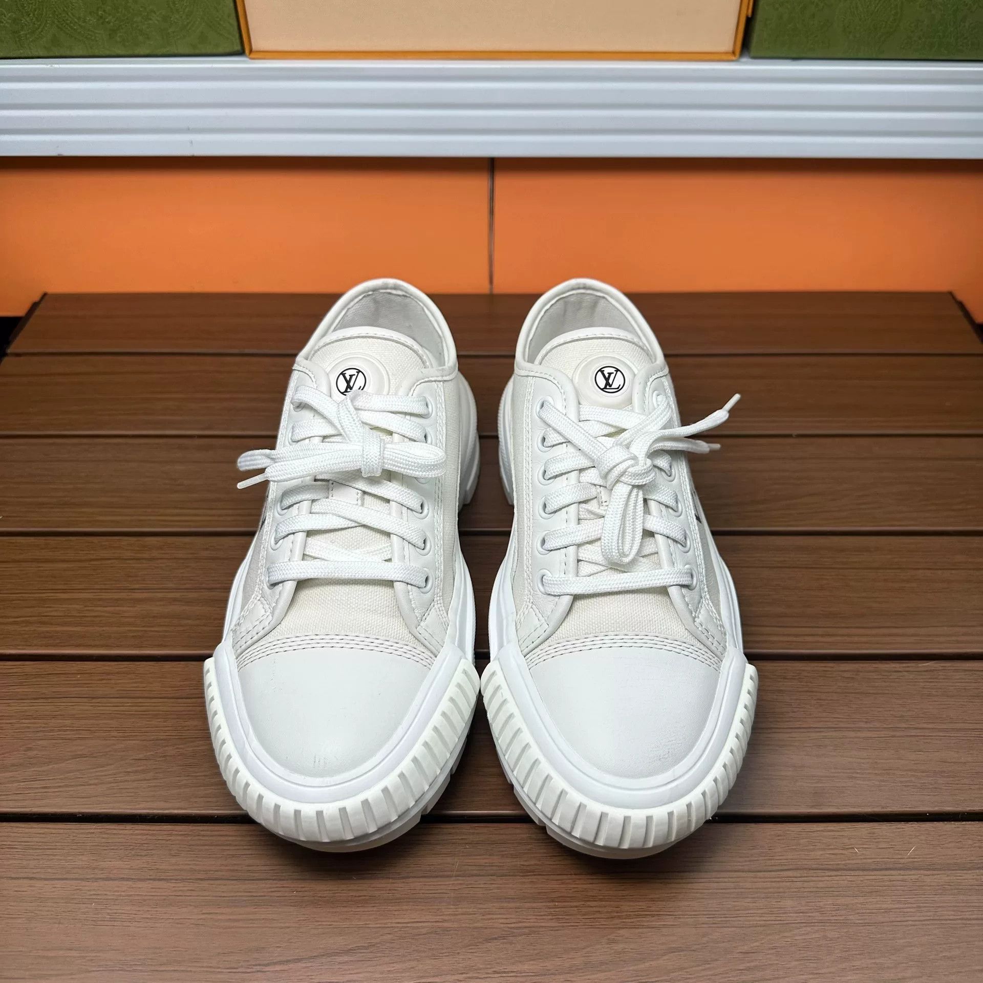 Louis Vuitton Louis Vuitton Casual White Lowtop Sneakers it_36 Women Size US 6 / IT 36 - 4 Thumbnail