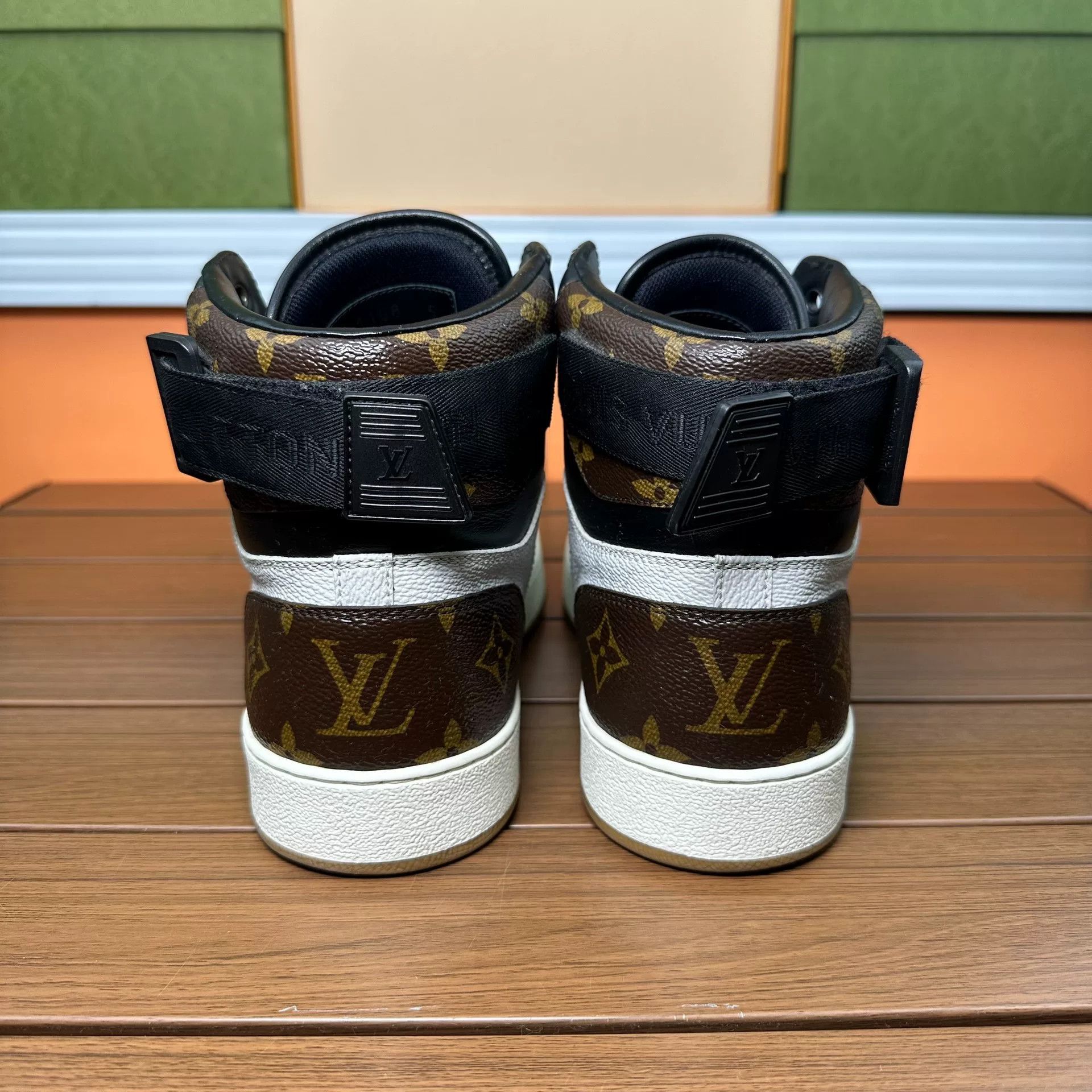 Louis Vuitton Louis Vuitton Casual Hitop Sneakers it_39 Women Size US 9 / IT 39 - 5 Thumbnail