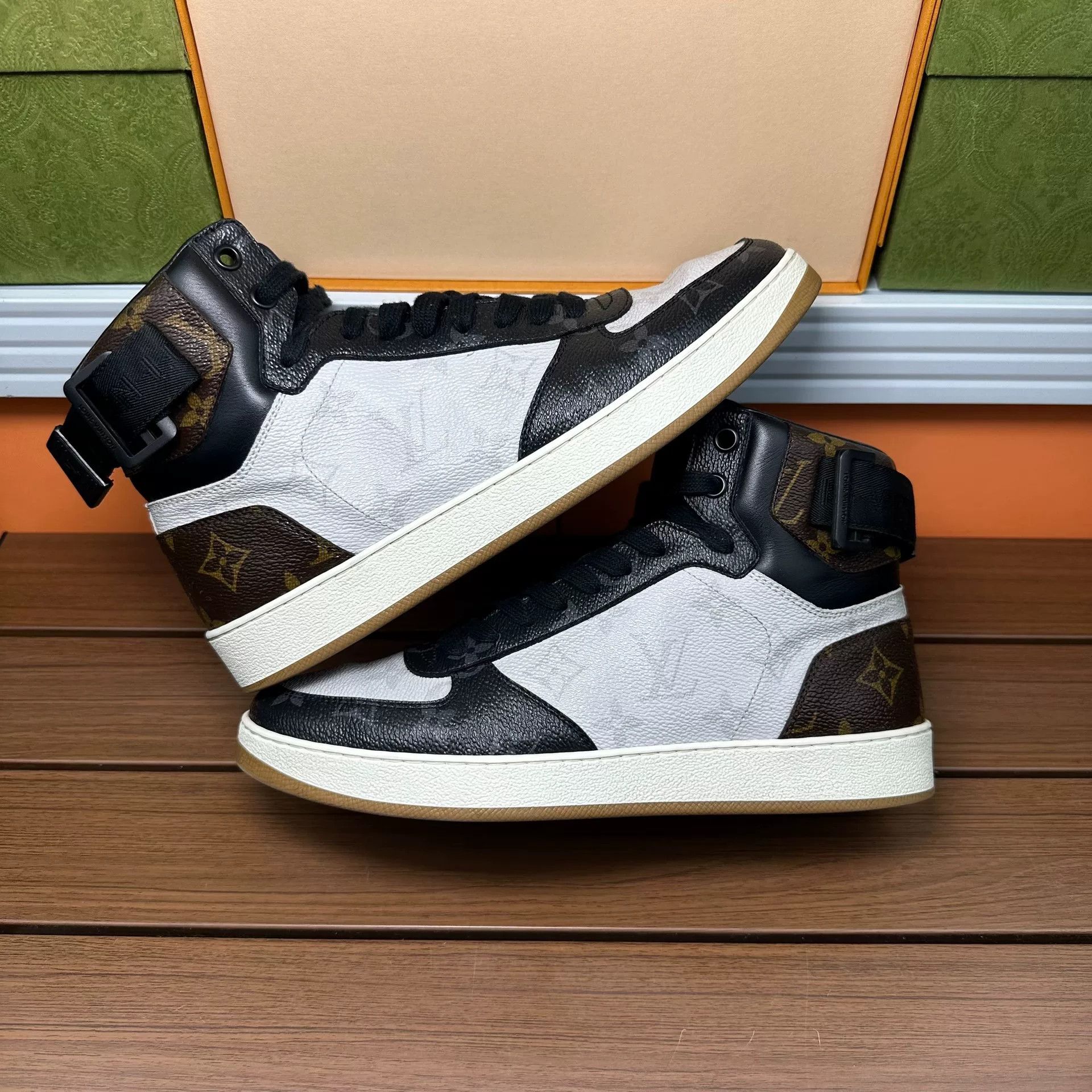 Louis Vuitton Louis Vuitton Casual Hitop Sneakers it_39 Women Size US 9 / IT 39 - 2 Thumbnail