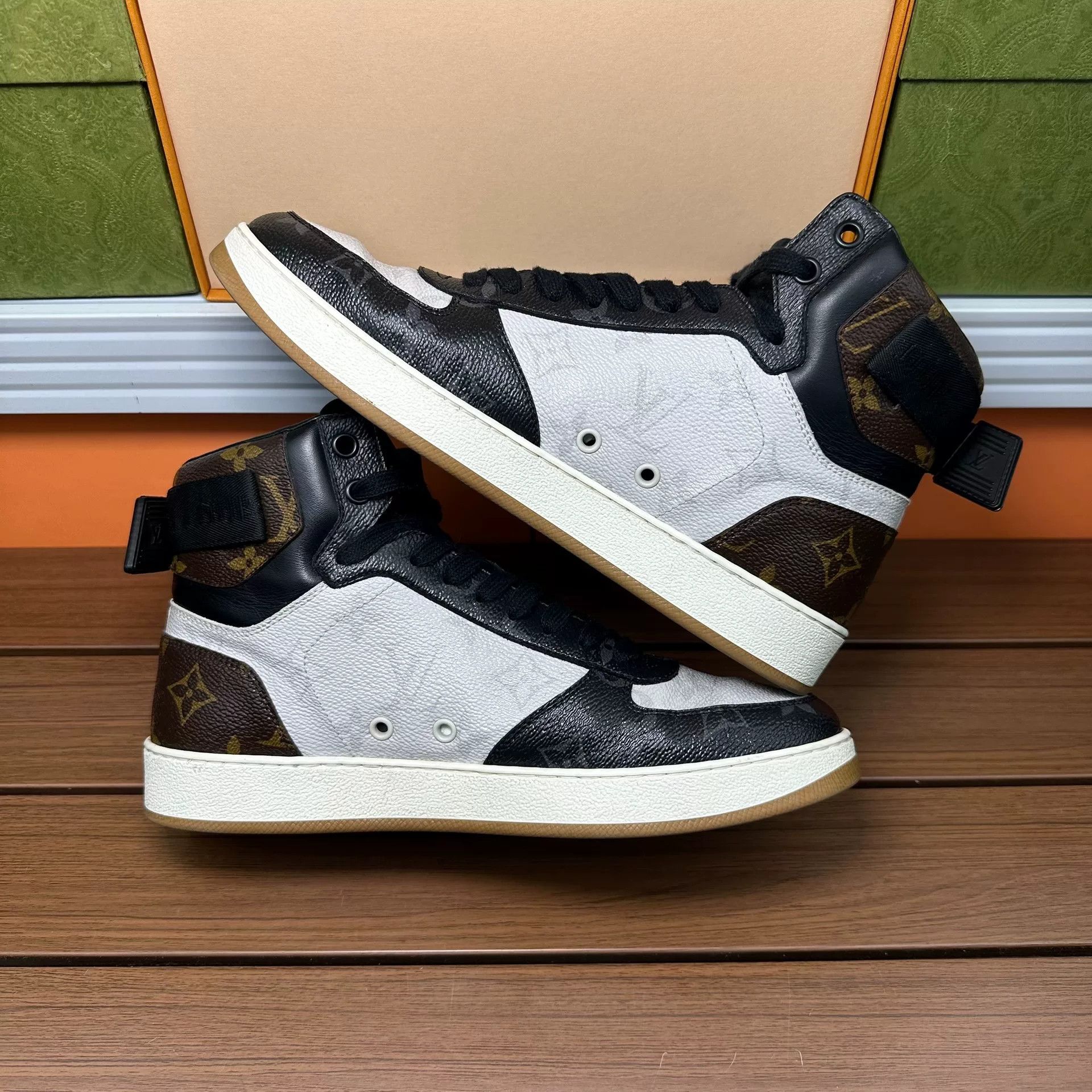 Louis Vuitton Louis Vuitton Casual Hitop Sneakers it_39 Women Size US 9 / IT 39 - 3 Thumbnail