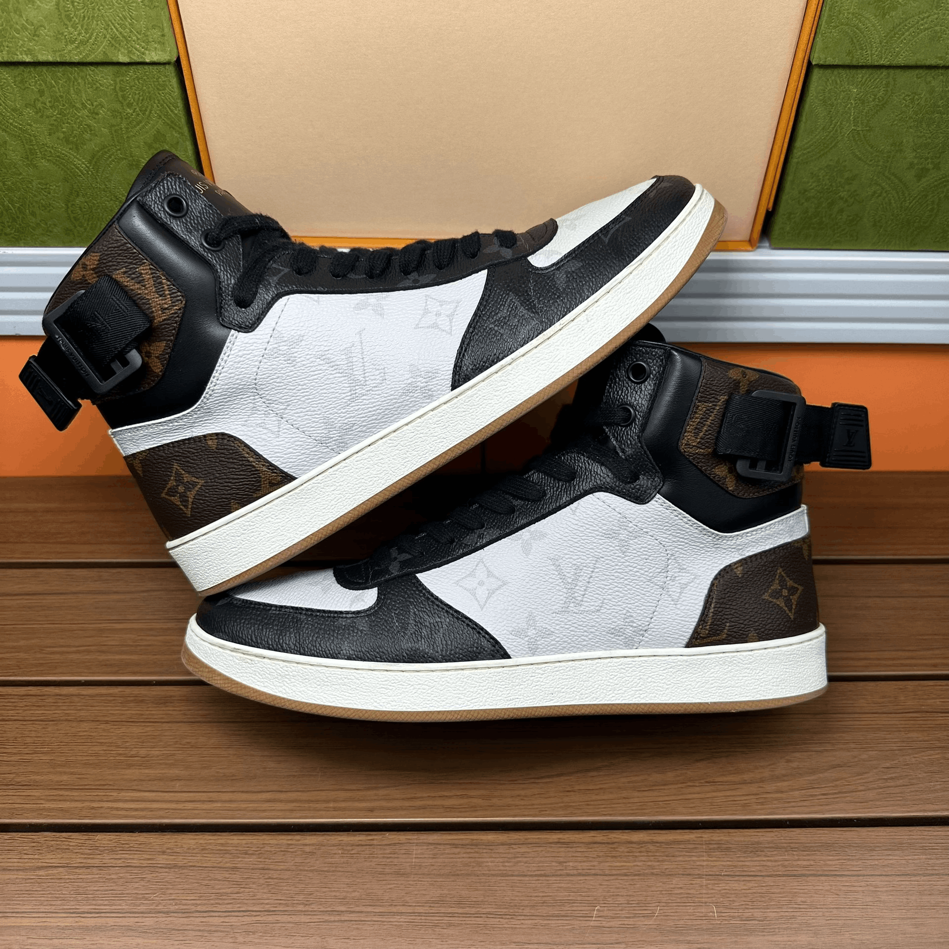 Louis Vuitton Louis Vuitton Hitop Sneakers 8 Men Size US 8 / EU 41 - 2 Thumbnail