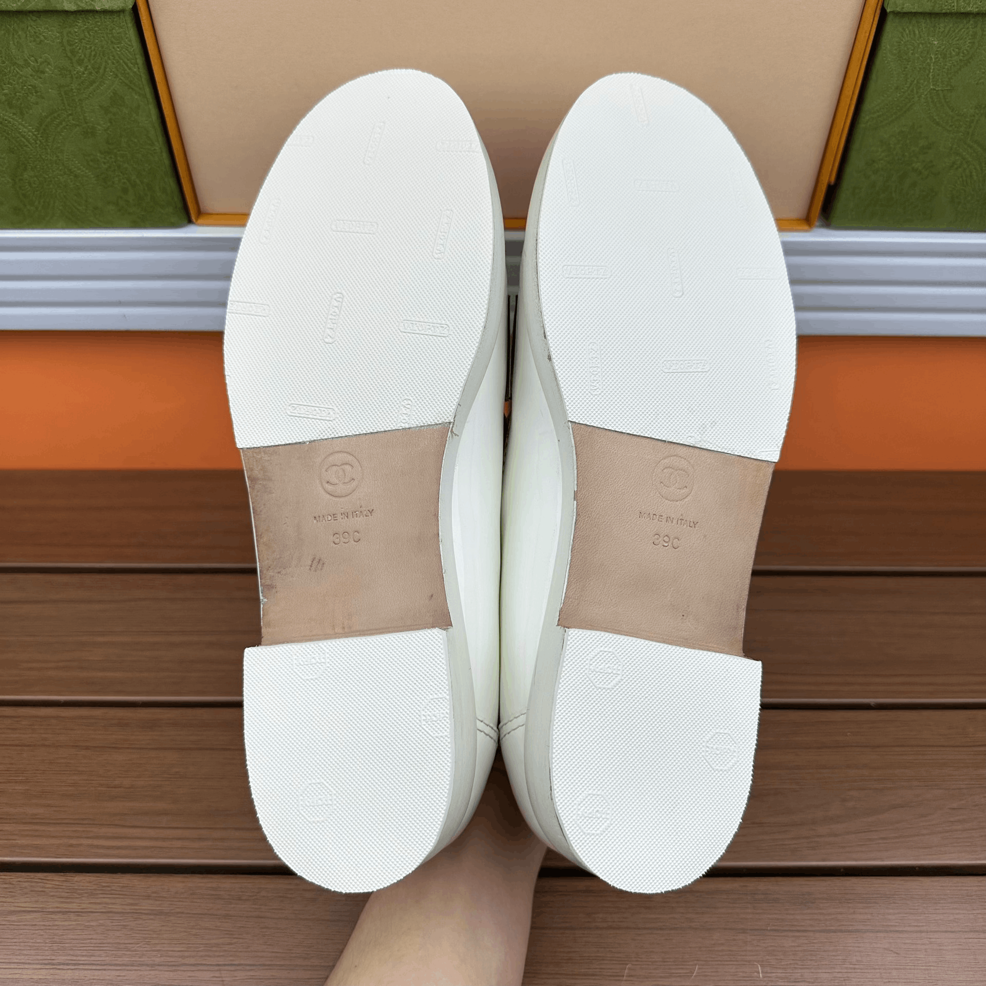 Chanel Chanel Patent White Lowtop Sneakers it_39 Women Size US 9 / IT 39 - 7 Thumbnail