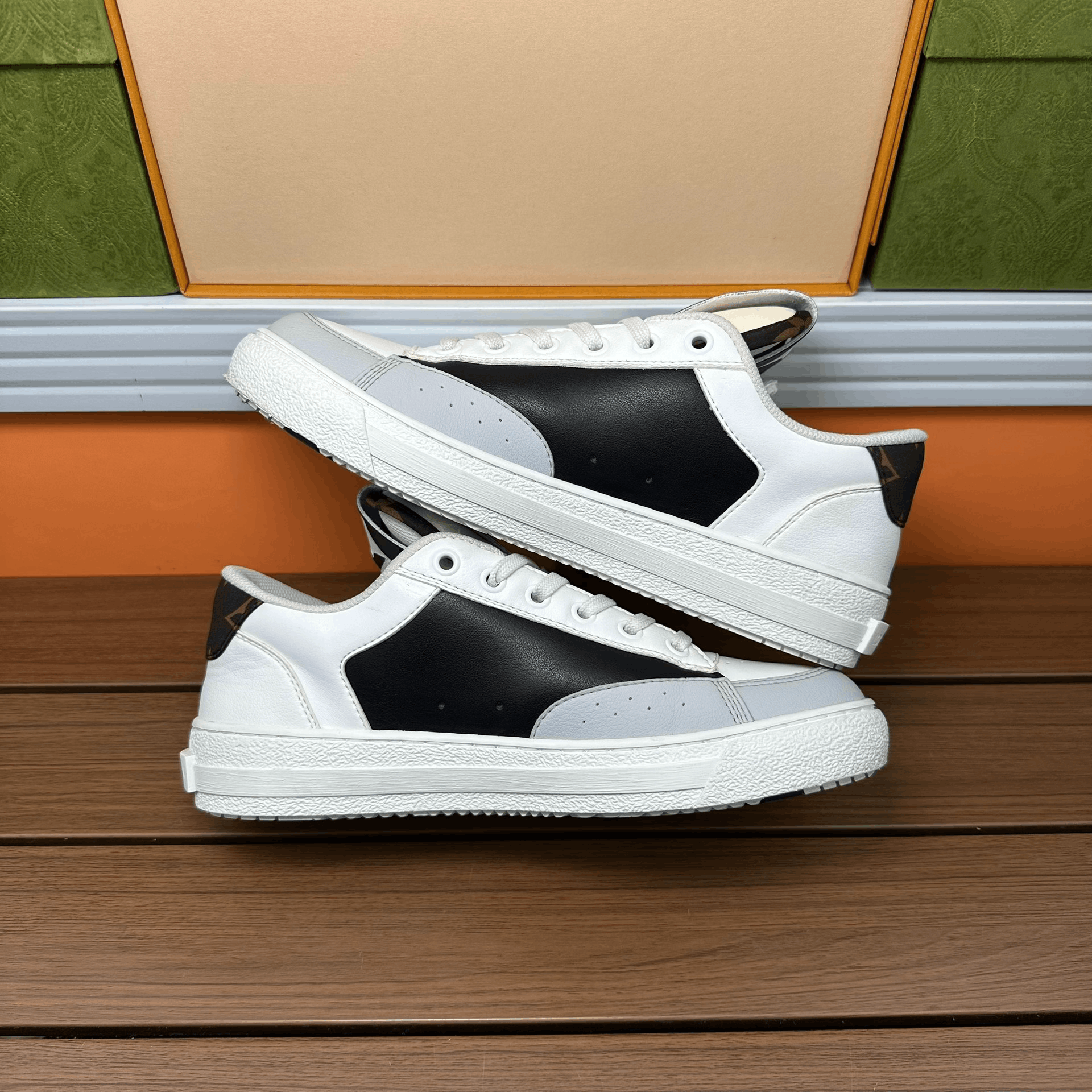 Louis Vuitton Louis Vuitton Casual White Lowtop Sneakers it_36-5 Women Size US 6.5 / IT 36.5 - 3 Thumbnail