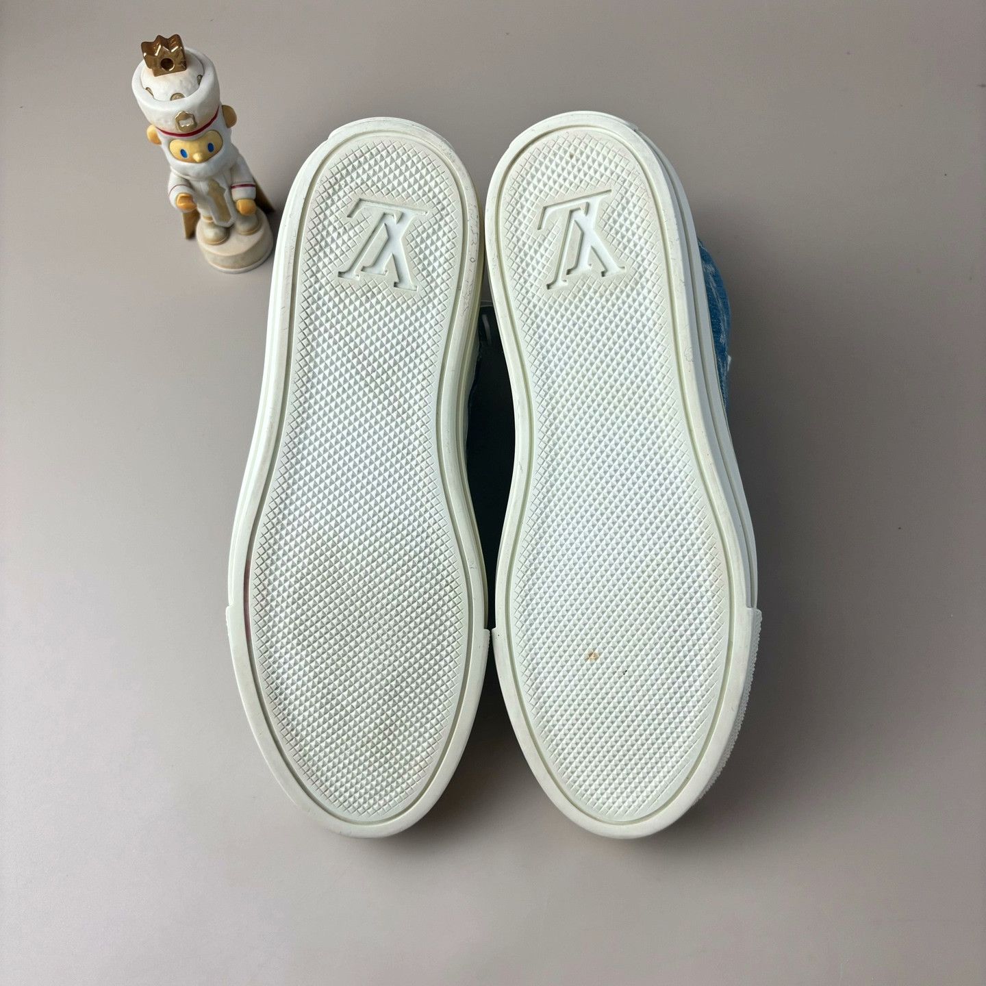 Louis Vuitton LV Blue/White Denim Monogram High-Top Sneakers Size US 4 / IT 34 - 6 Thumbnail