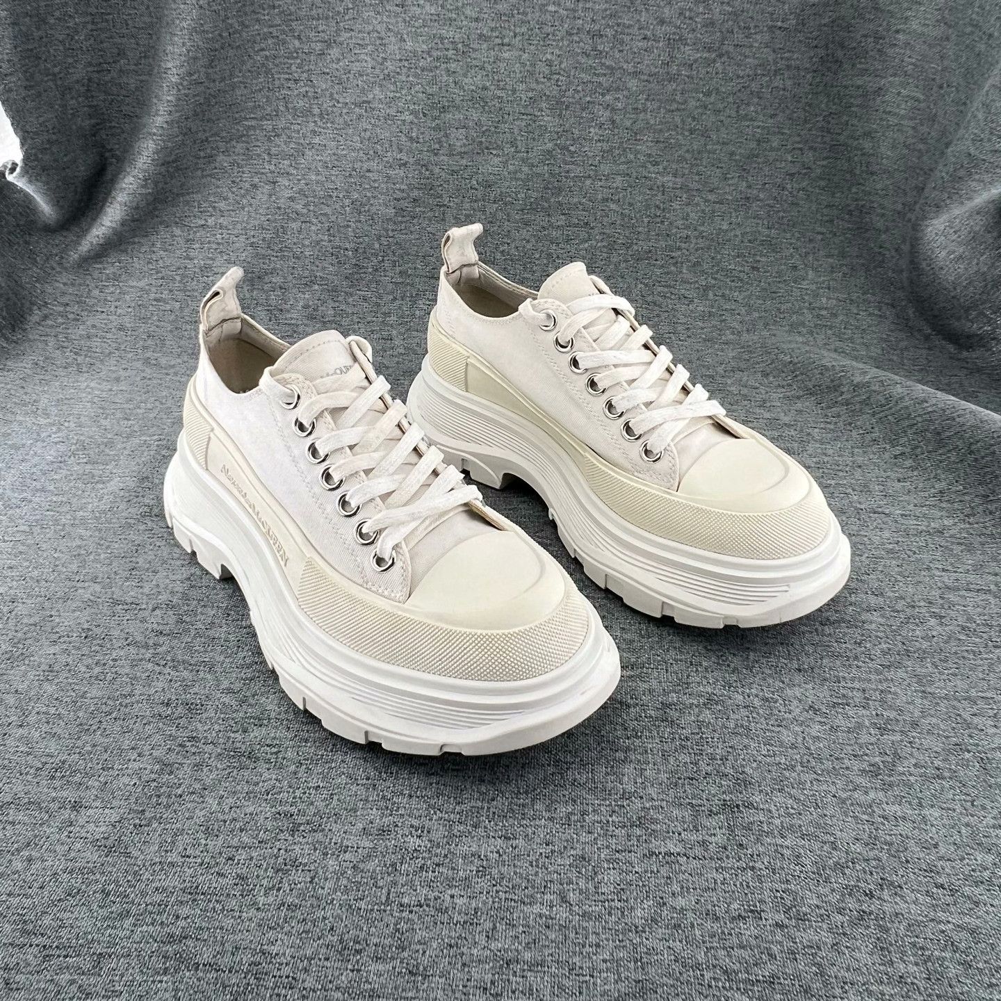 Alexander McQueen Alexander McQueen Low-Top Sneakers Size US 5 / IT 35 - 6 Thumbnail