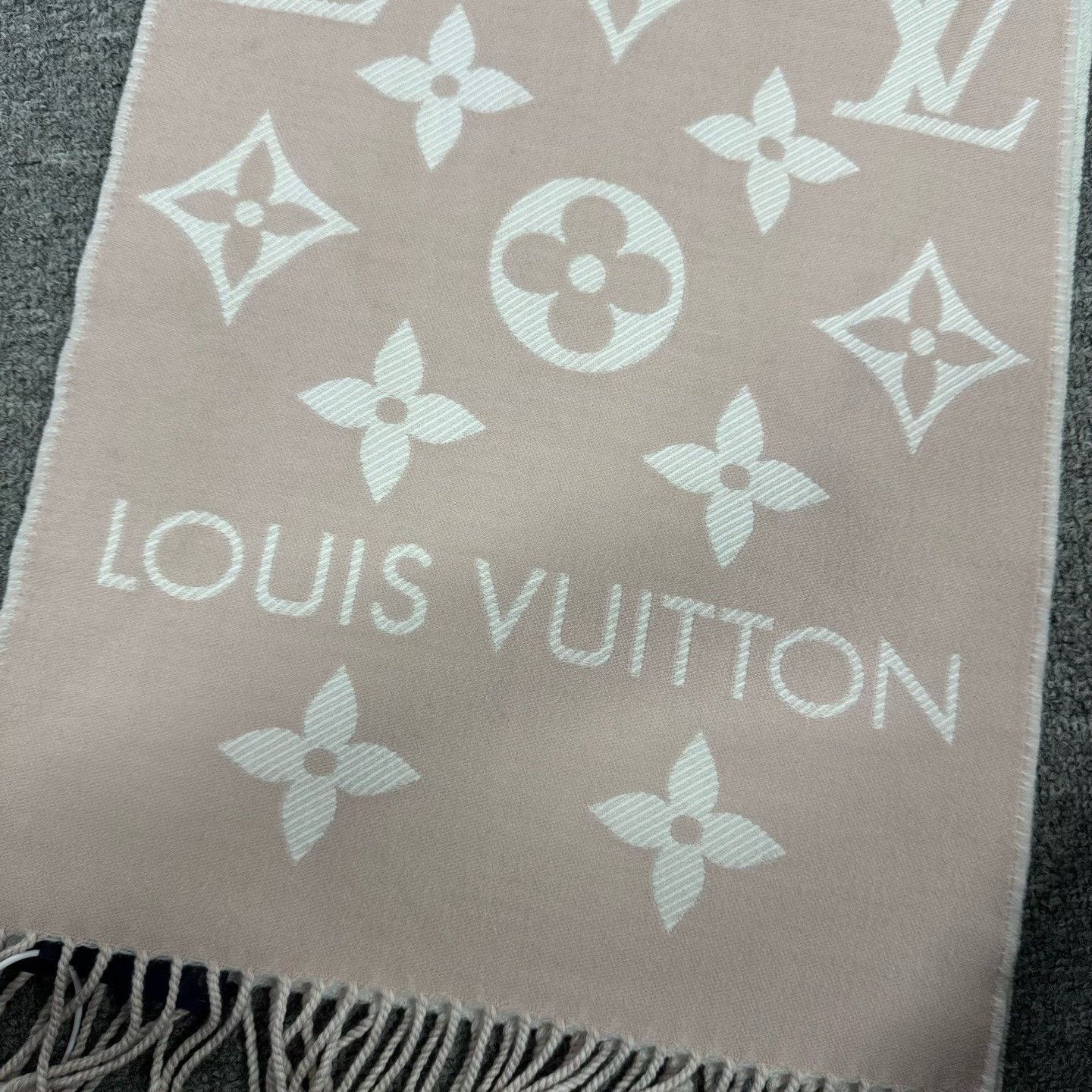 Louis Vuitton Louis Vuitton Pink White Logo Tassel Scarf Size ONE SIZE - 4 Thumbnail