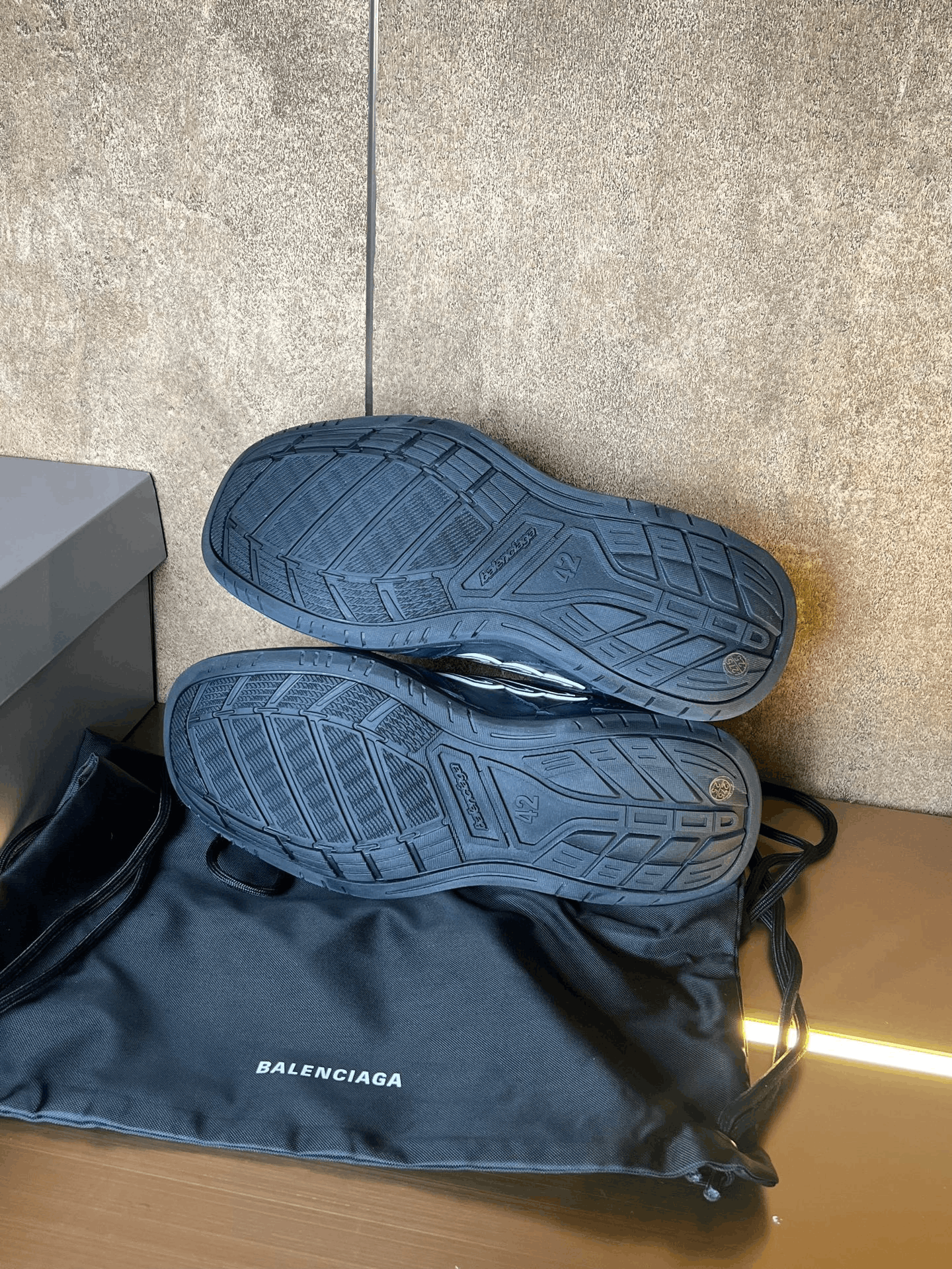 Balenciaga Balenciaga Hamptons Sneakers Size US 9 / EU 42 - 8 Thumbnail