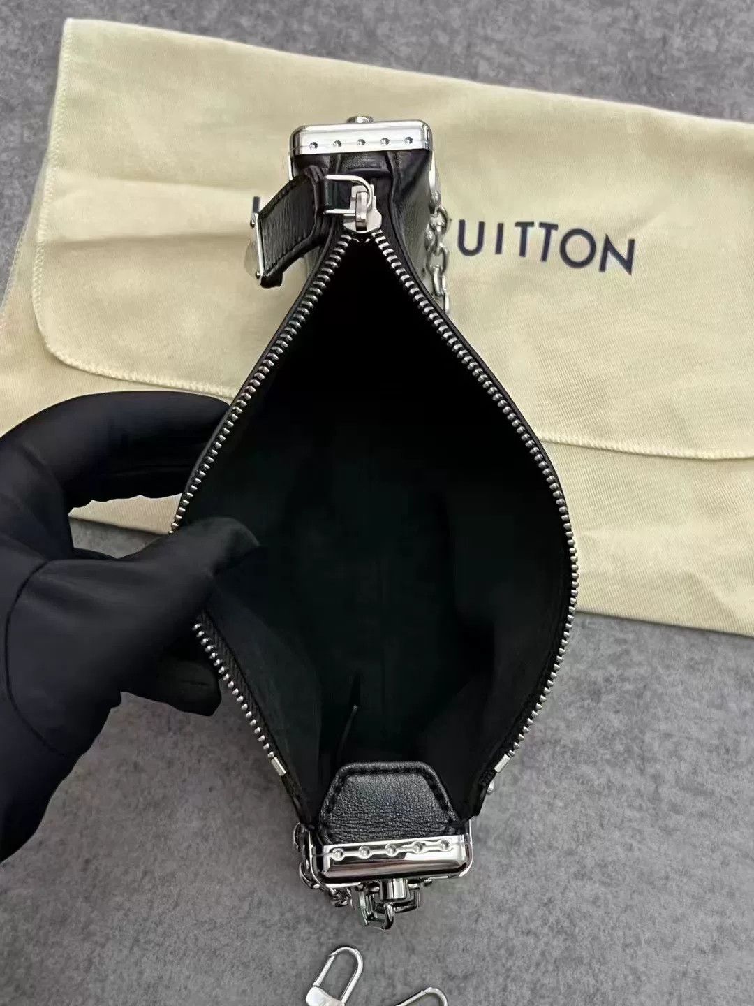 Louis Vuitton Louis Vuitton Slim Trunk Black Silver Size ONE SIZE - 9 Thumbnail